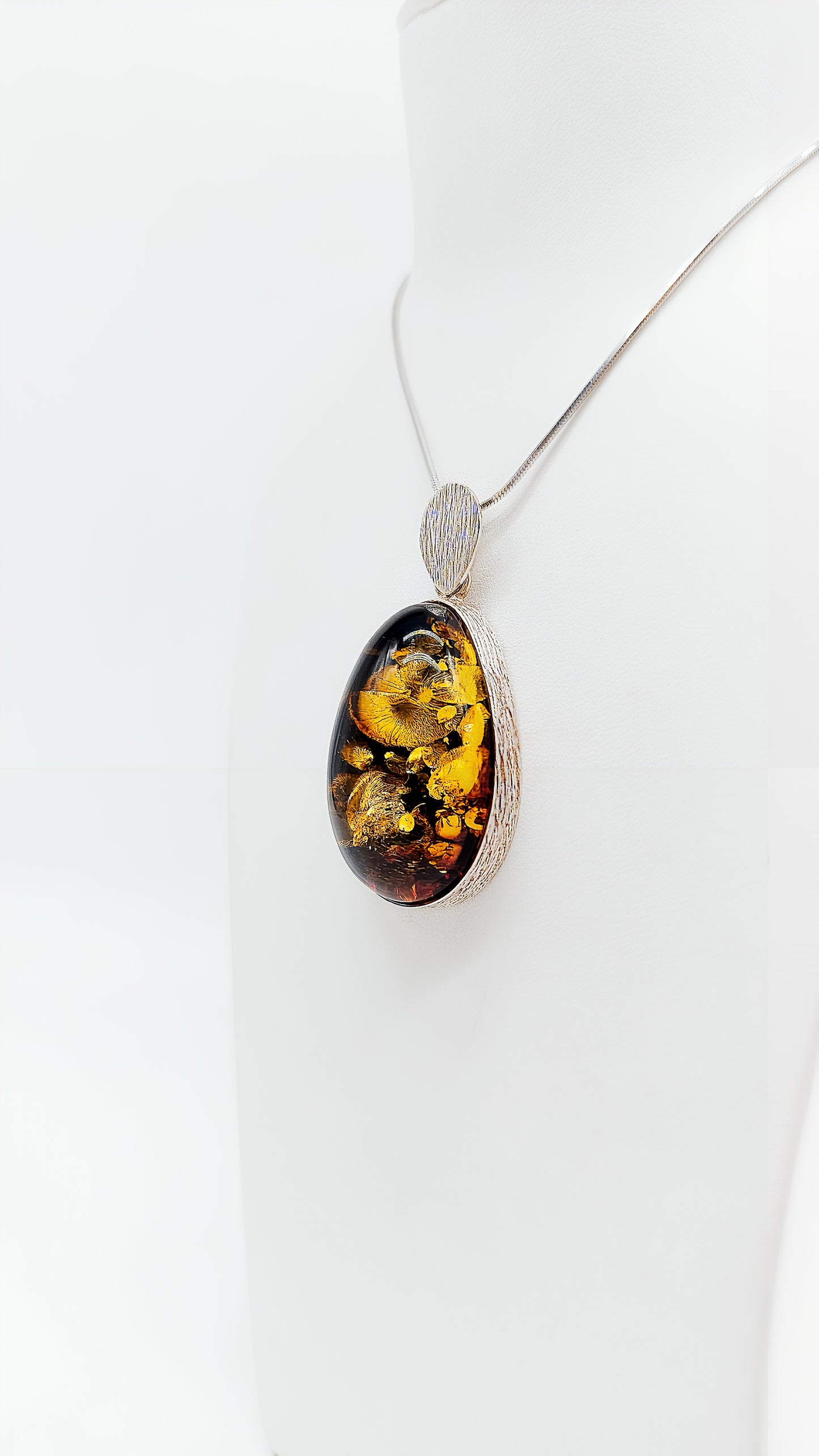 Edelstein-Schmuck mit faszinierenden Gold-Einschlüssen
