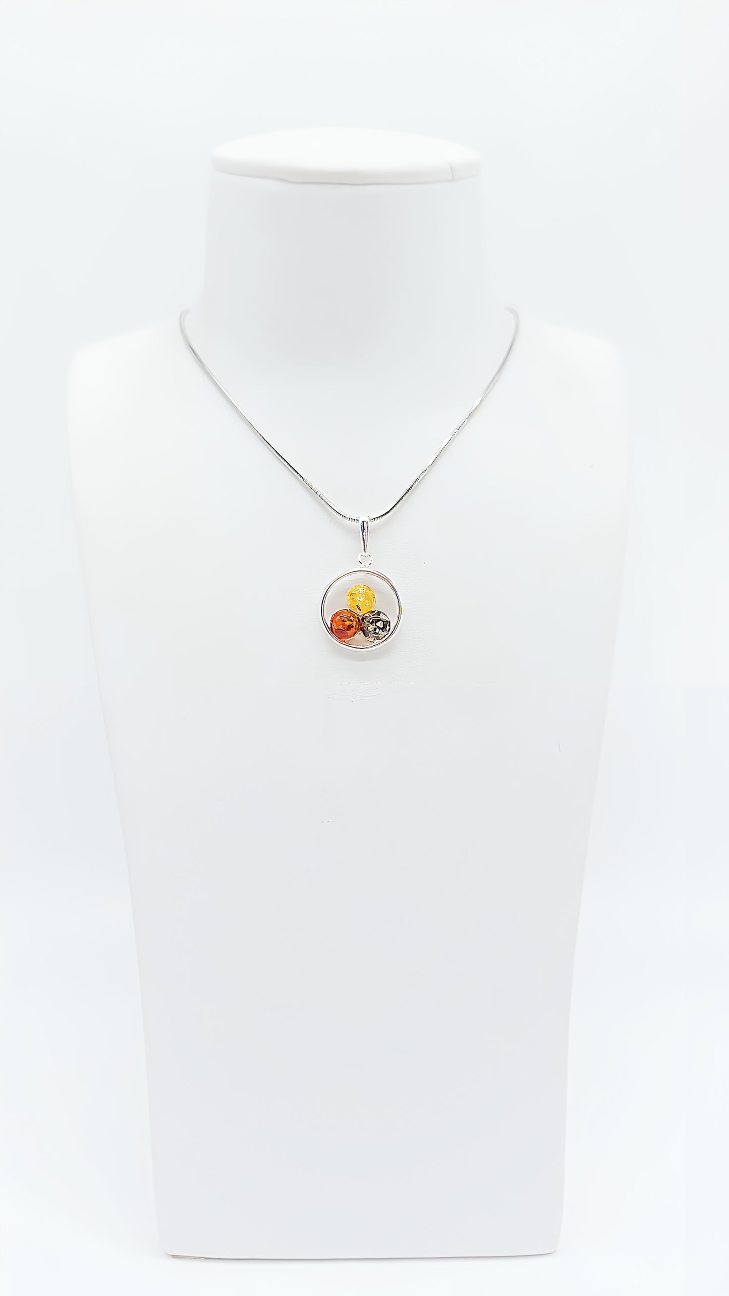 Circle of elegance: amber in three colors