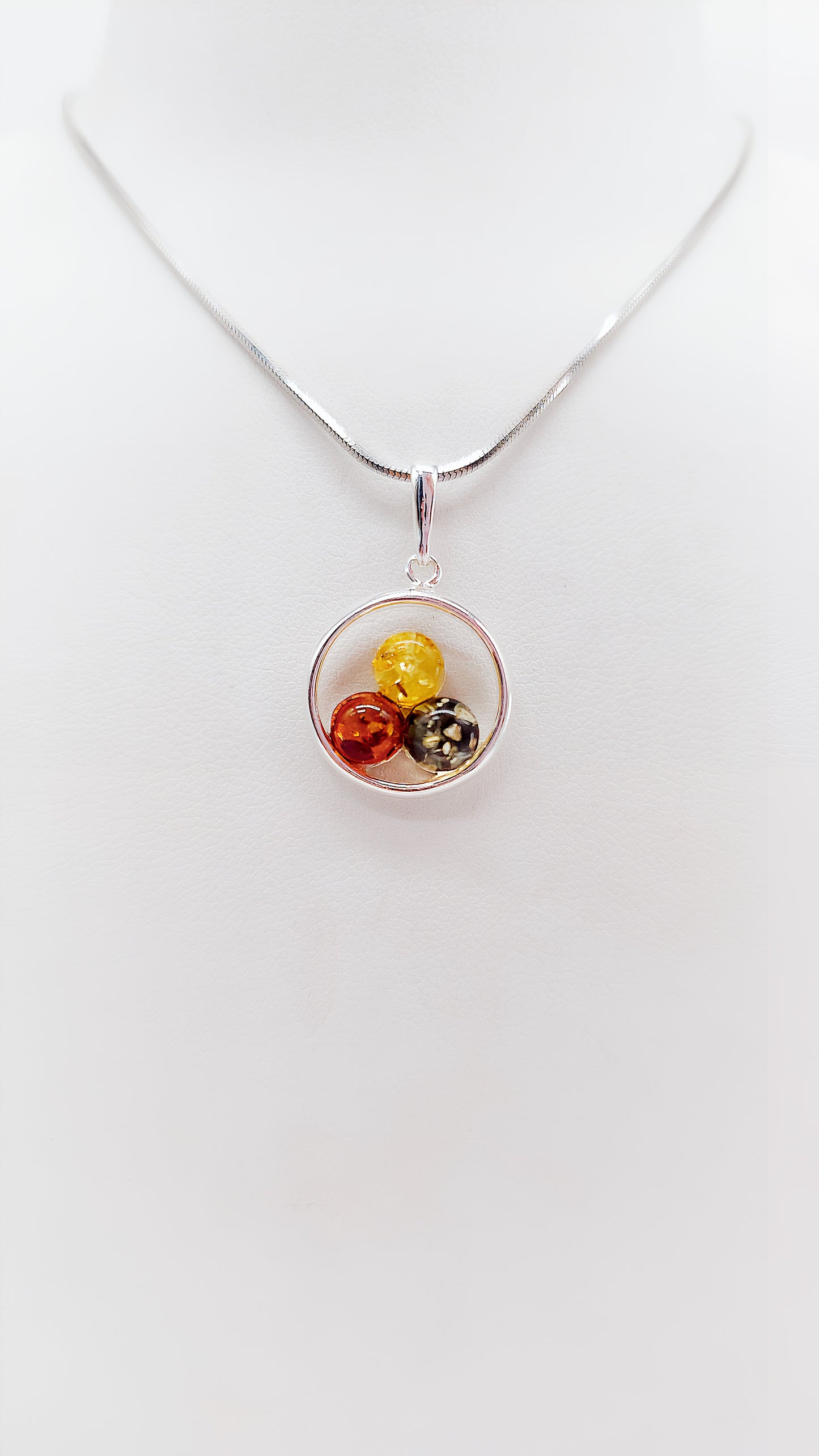 Circle of elegance: amber in three colors