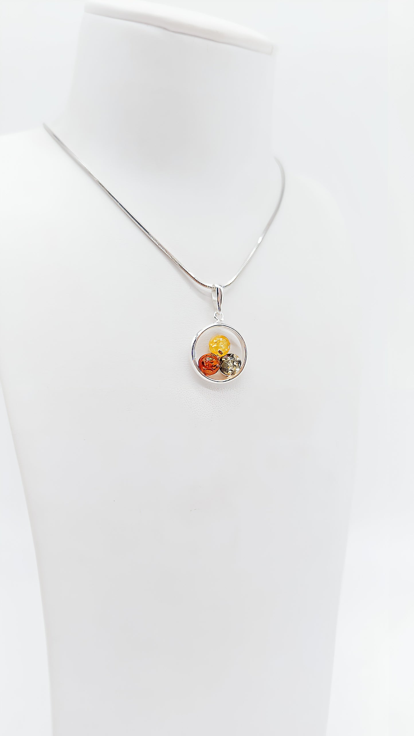 Circle of elegance: amber in three colors