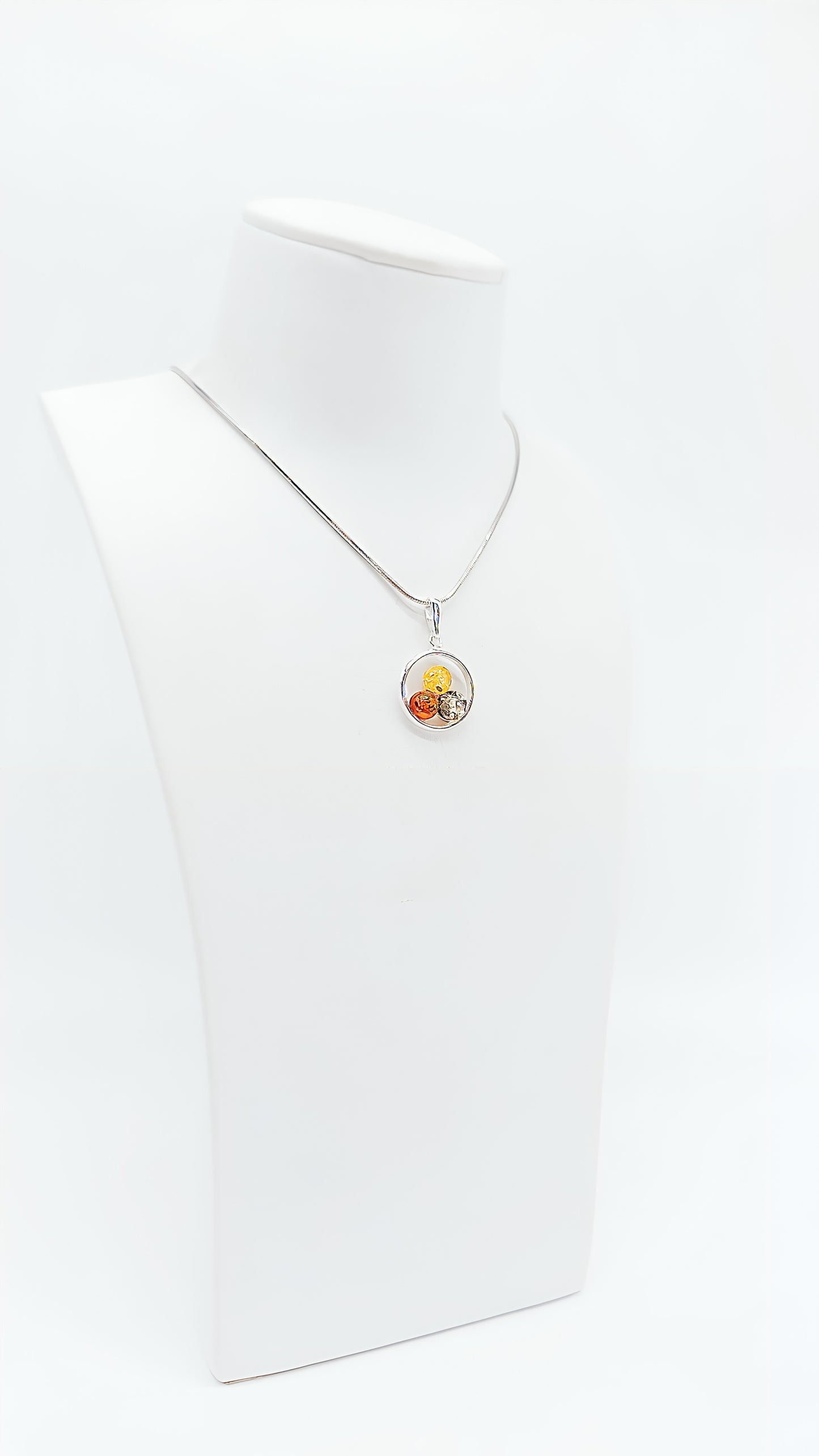 Circle of elegance: amber in three colors