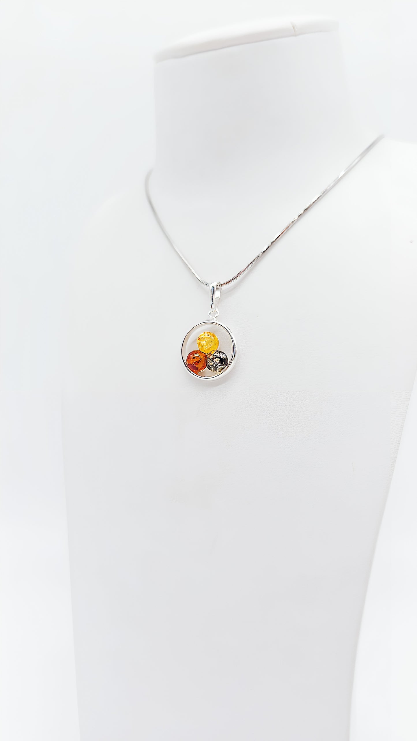 Circle of elegance: amber in three colors