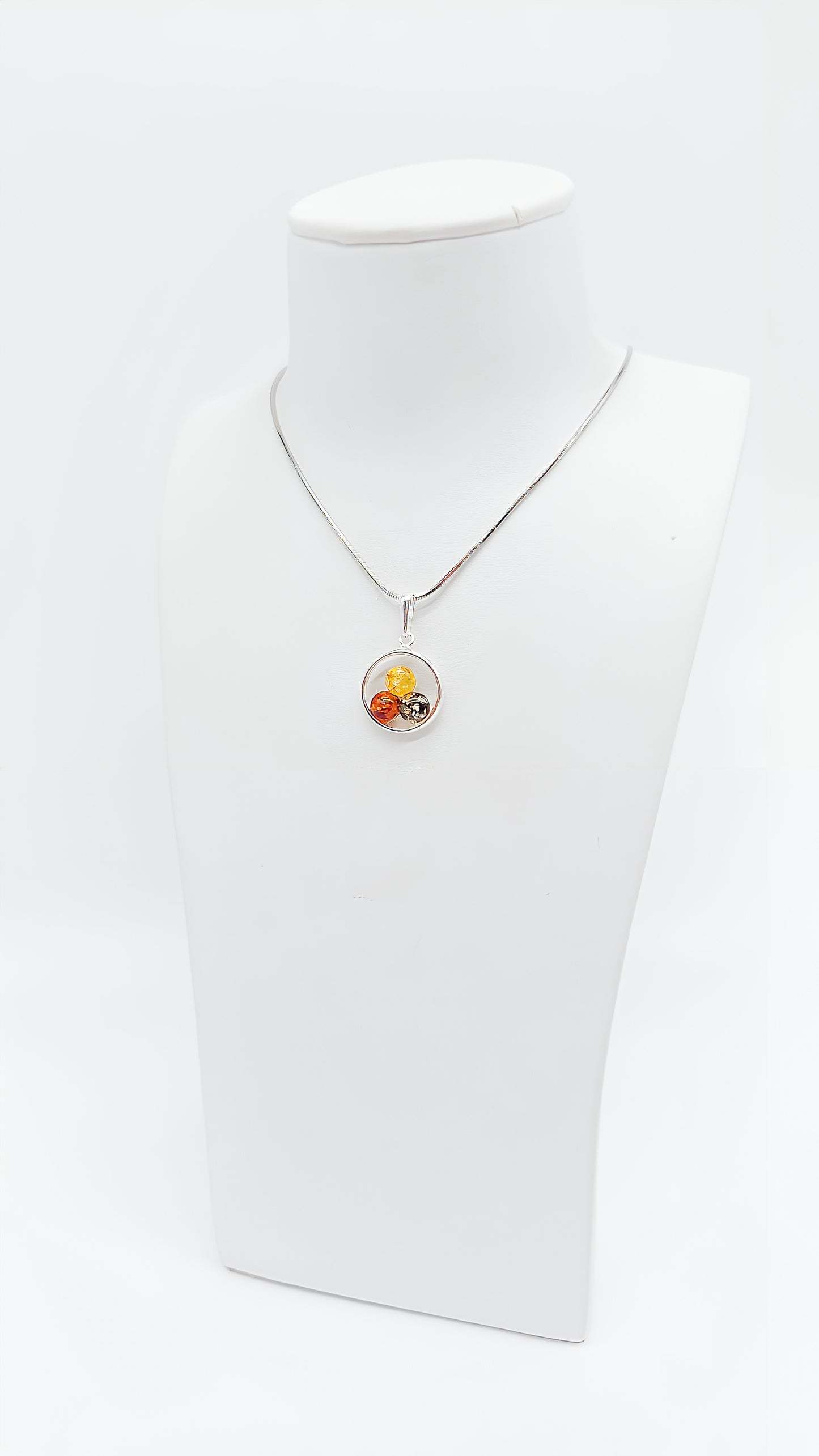 Circle of elegance: amber in three colors