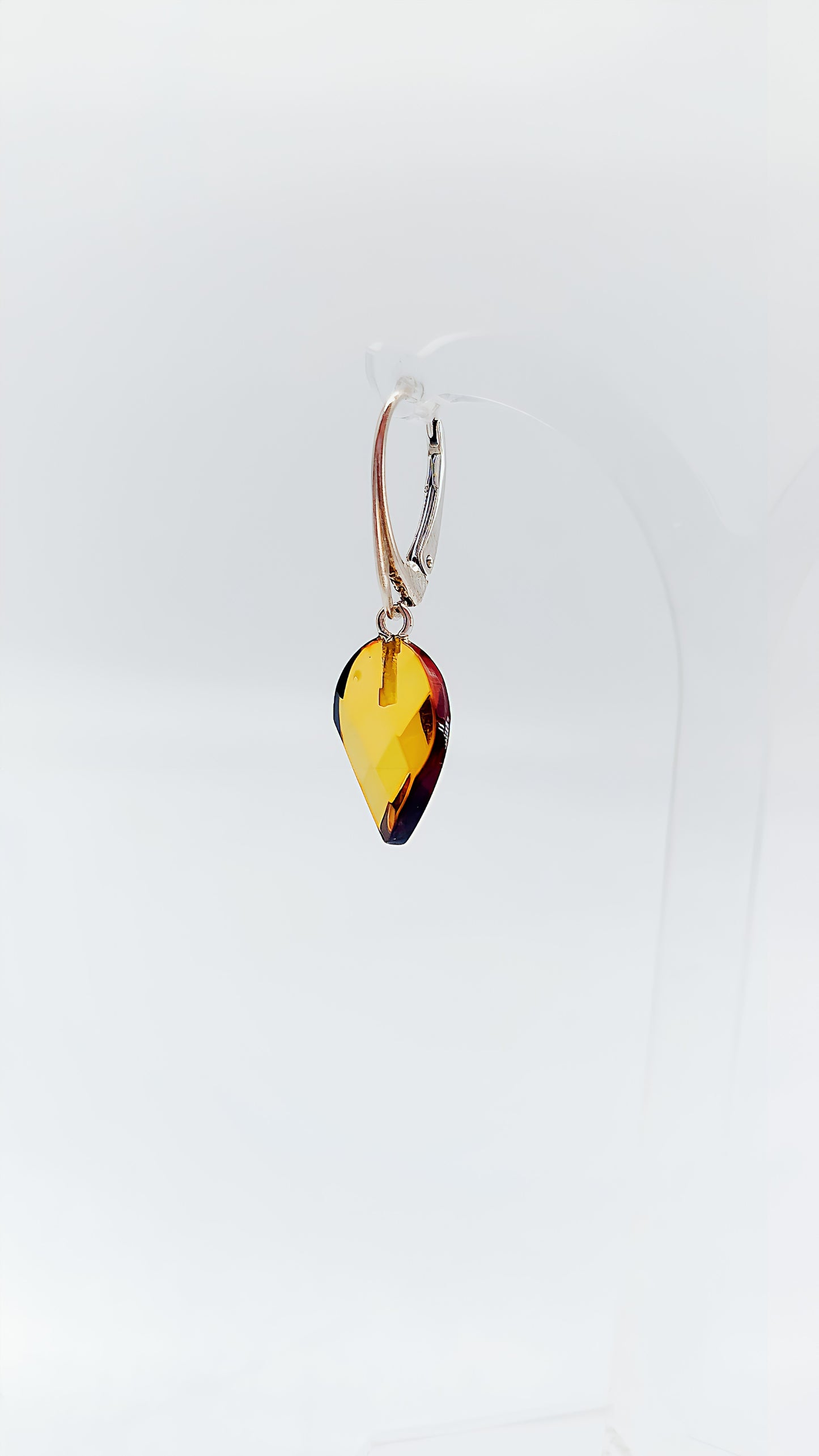 Earrings with faceted amber: radiant accents