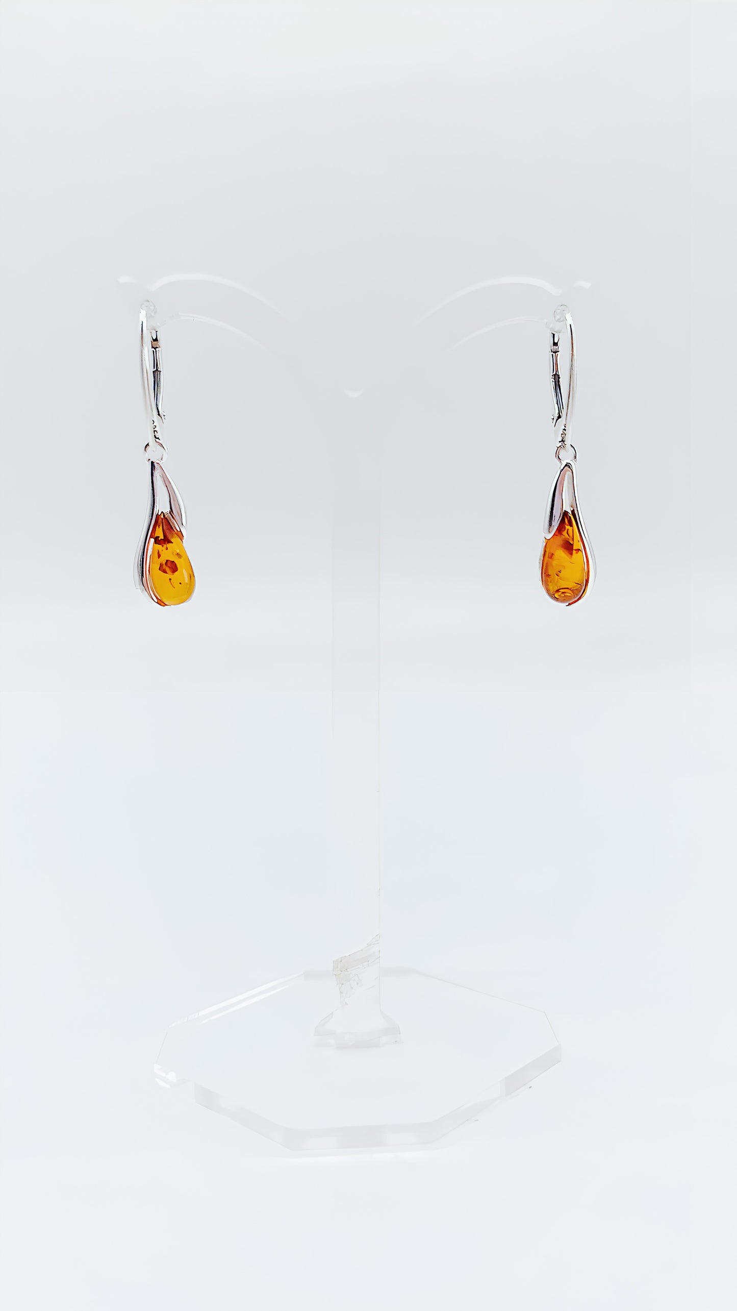 Strahlender Bernstein: Ohrhänger in Silber und Orange