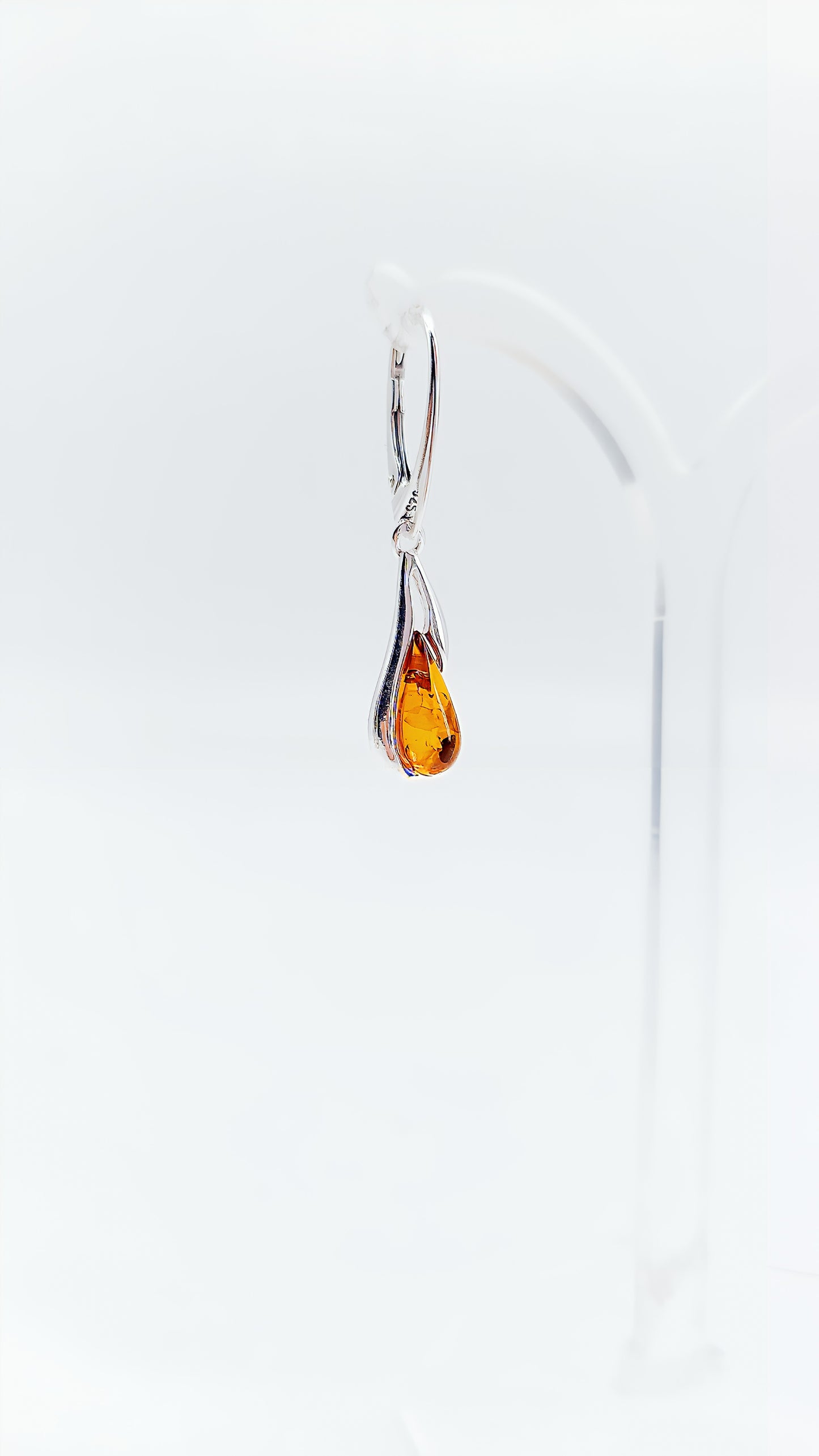 Strahlender Bernstein: Ohrhänger in Silber und Orange