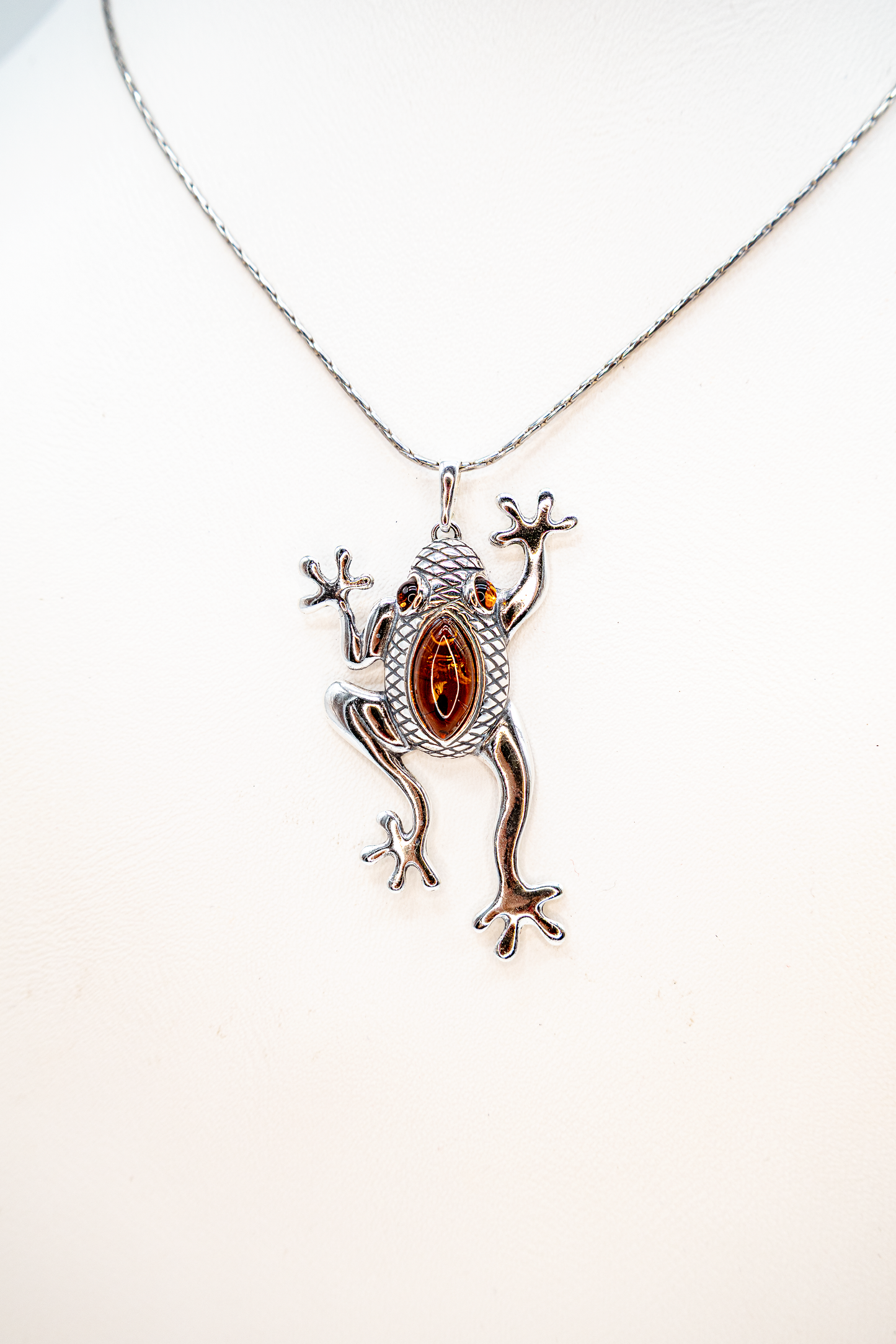 Tiermotiv Schmuck – Frosch Anhänger aus Silber mit Bernstein