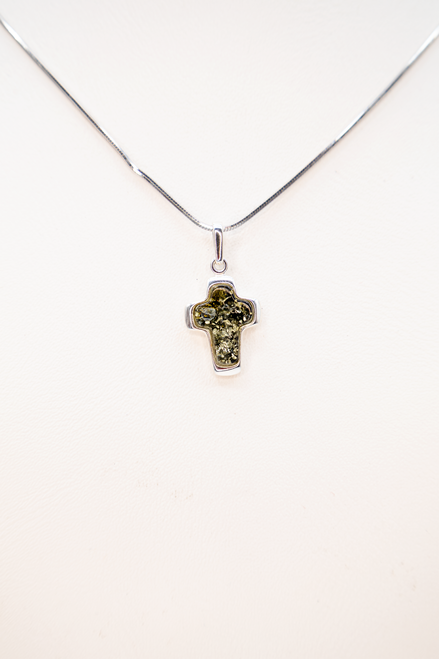 Silber Kreuz Anhänger – moderner Bernsteinschmuck kaufen