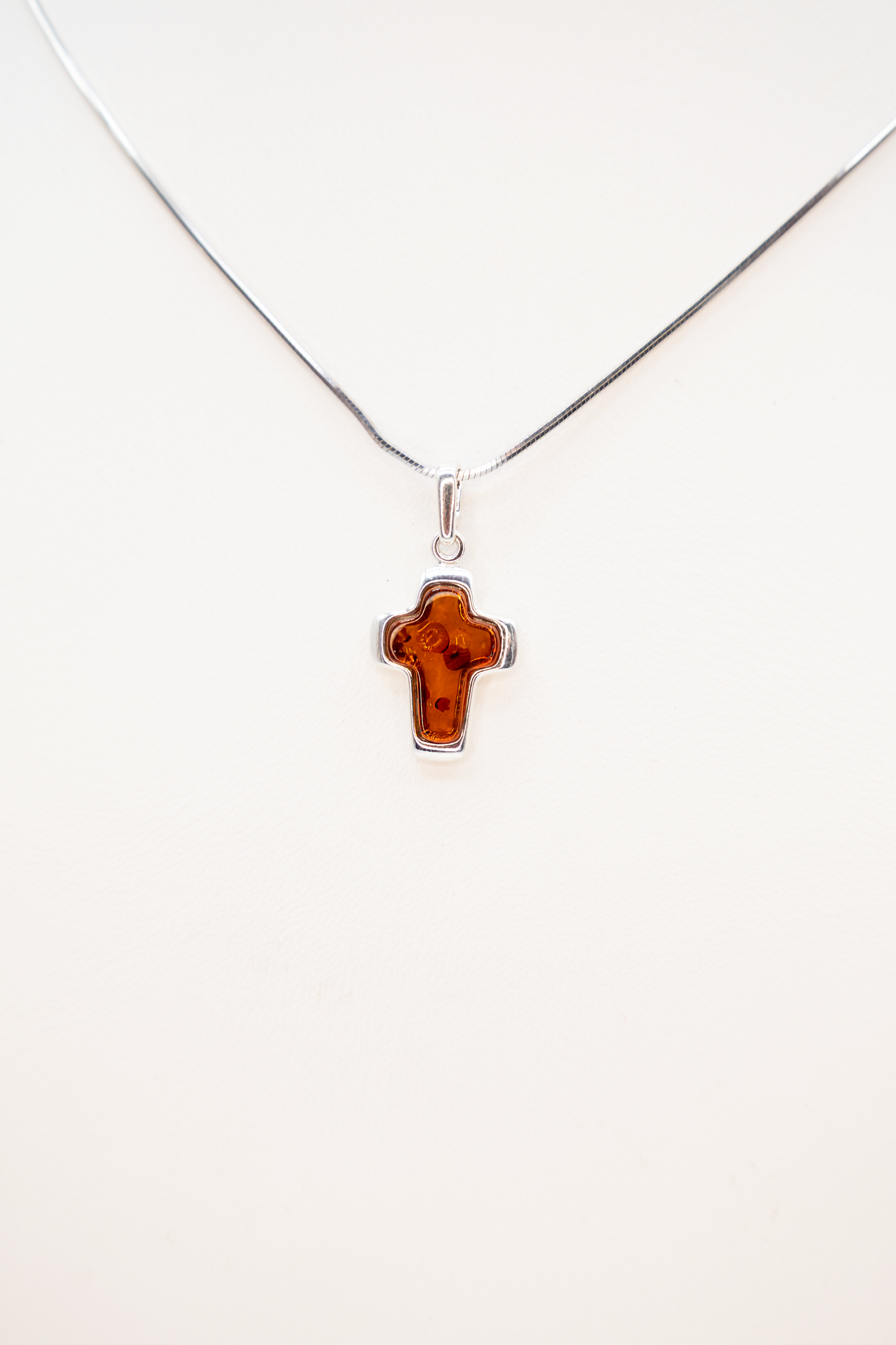Silber Kreuz Anhänger – moderner Bernsteinschmuck kaufen