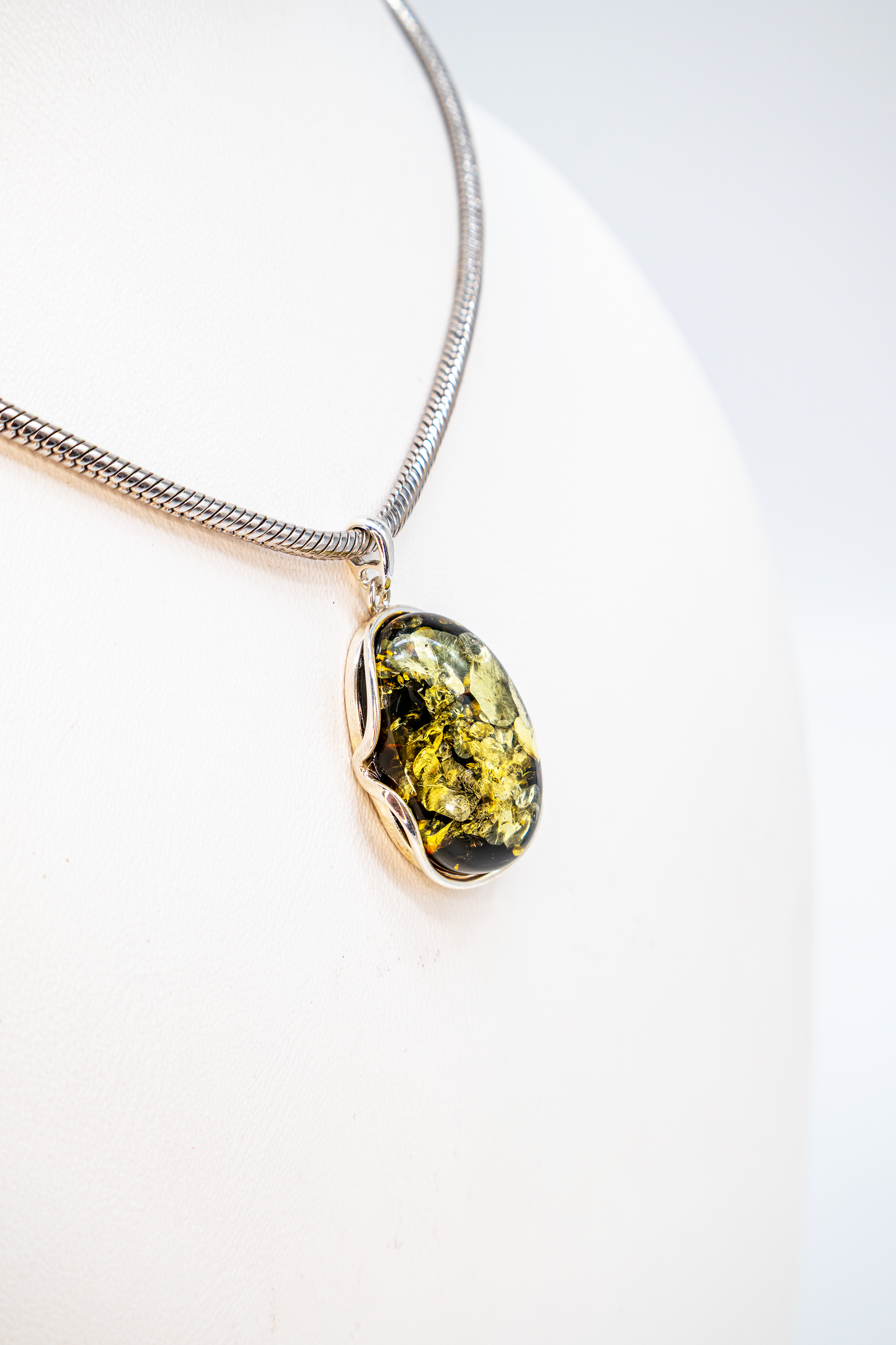 Schmuck aus echtem Bernstein – ovaler Anhänger in Silberfassung