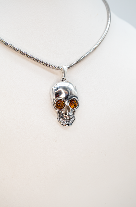 Totenkopf Schmuckanhänger aus Silber & echtem Bernstein