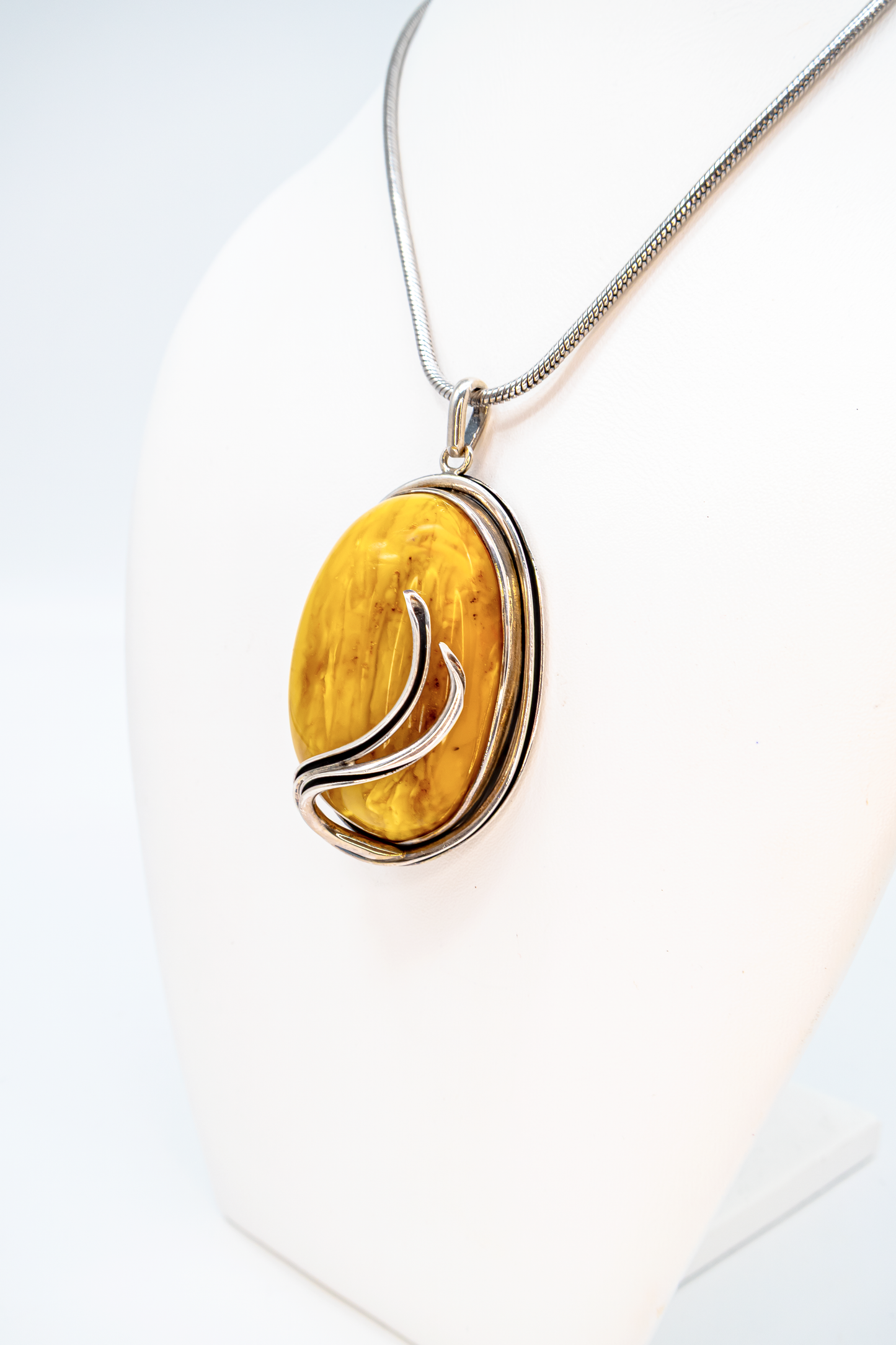 Schmuckanhänger Bernstein oval – exklusives Design