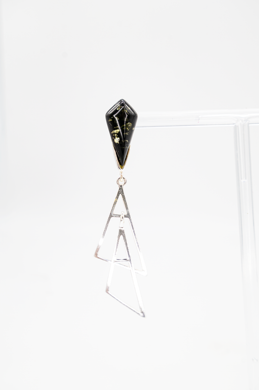 Geometrischer Chic: Ohrstecker mit grünem Bernstein