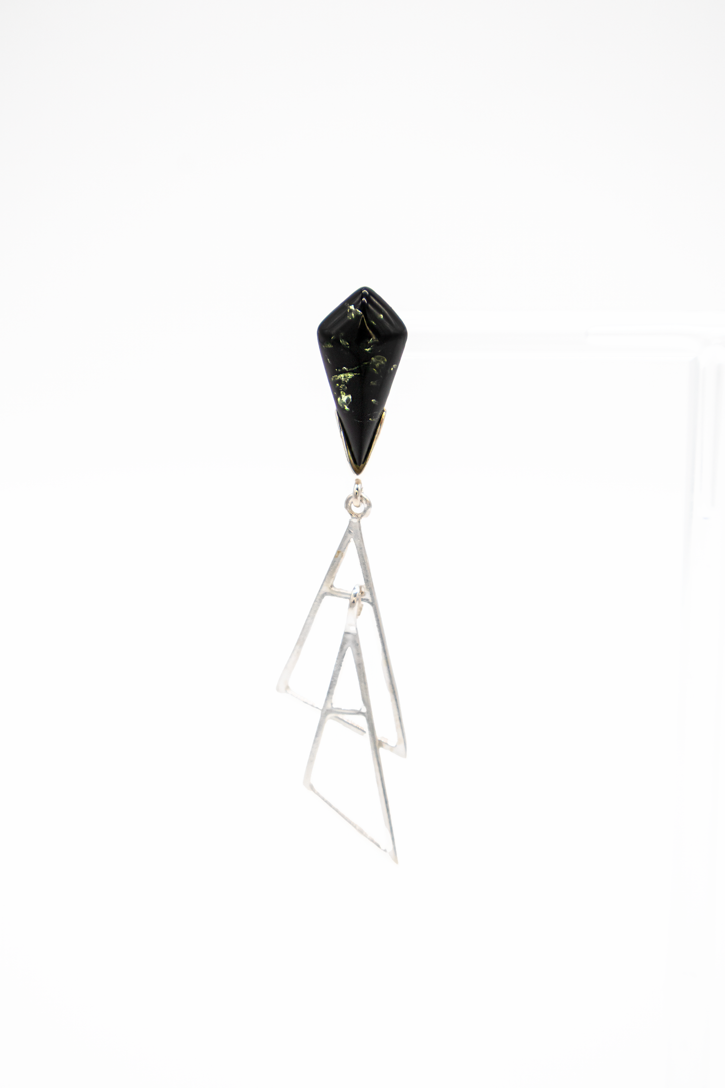 Geometric chic: earrings with green amber
