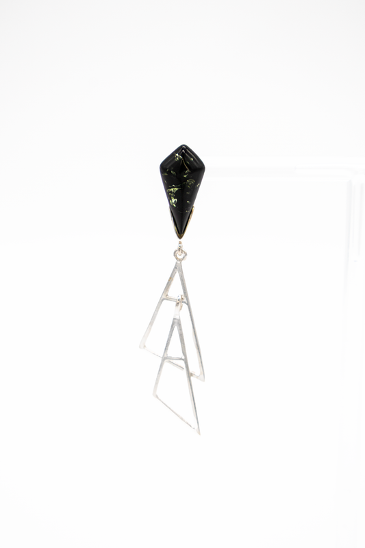 Geometric chic: earrings with green amber