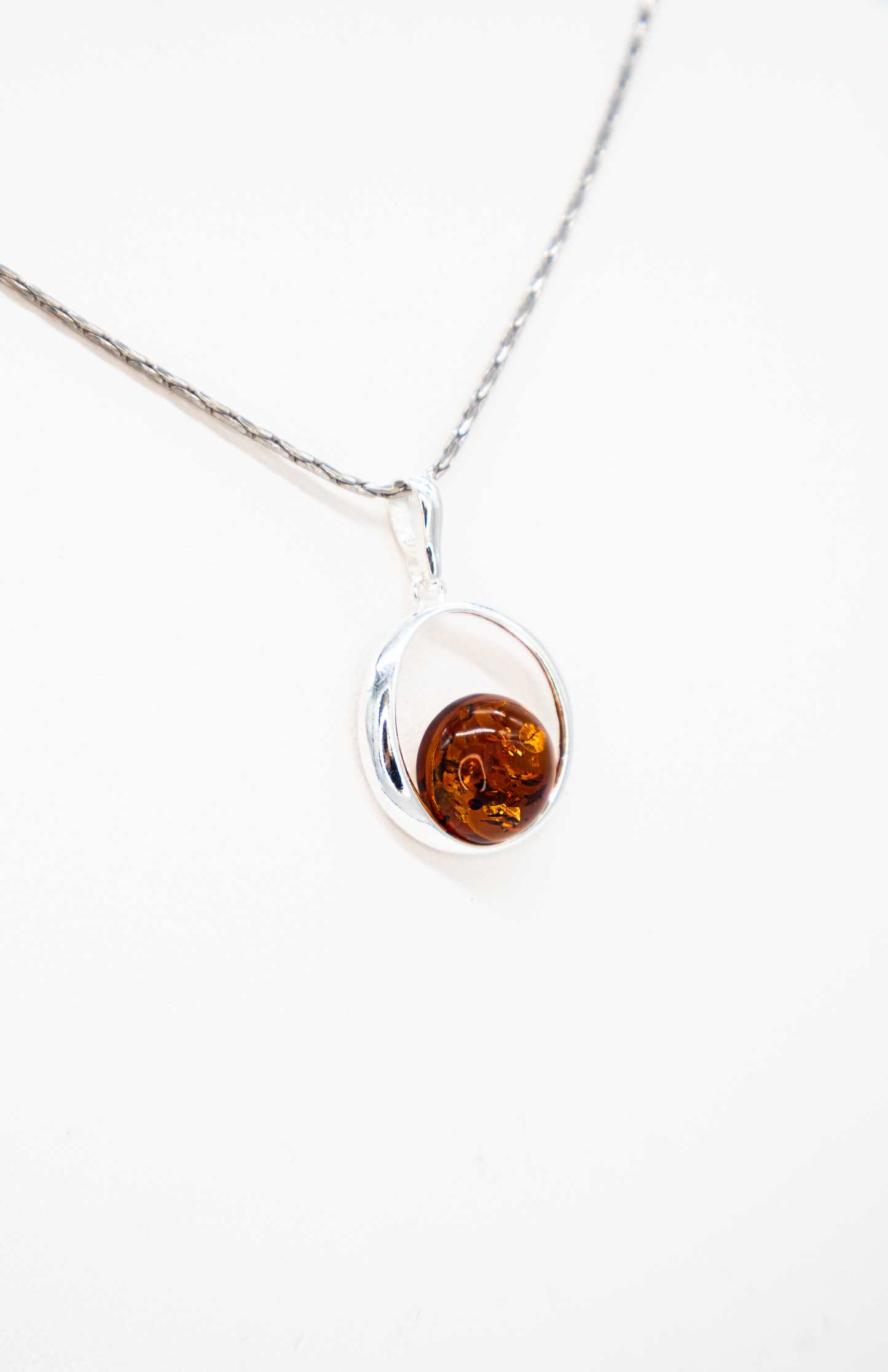 Amber pendant round – timeless silver jewelry for women