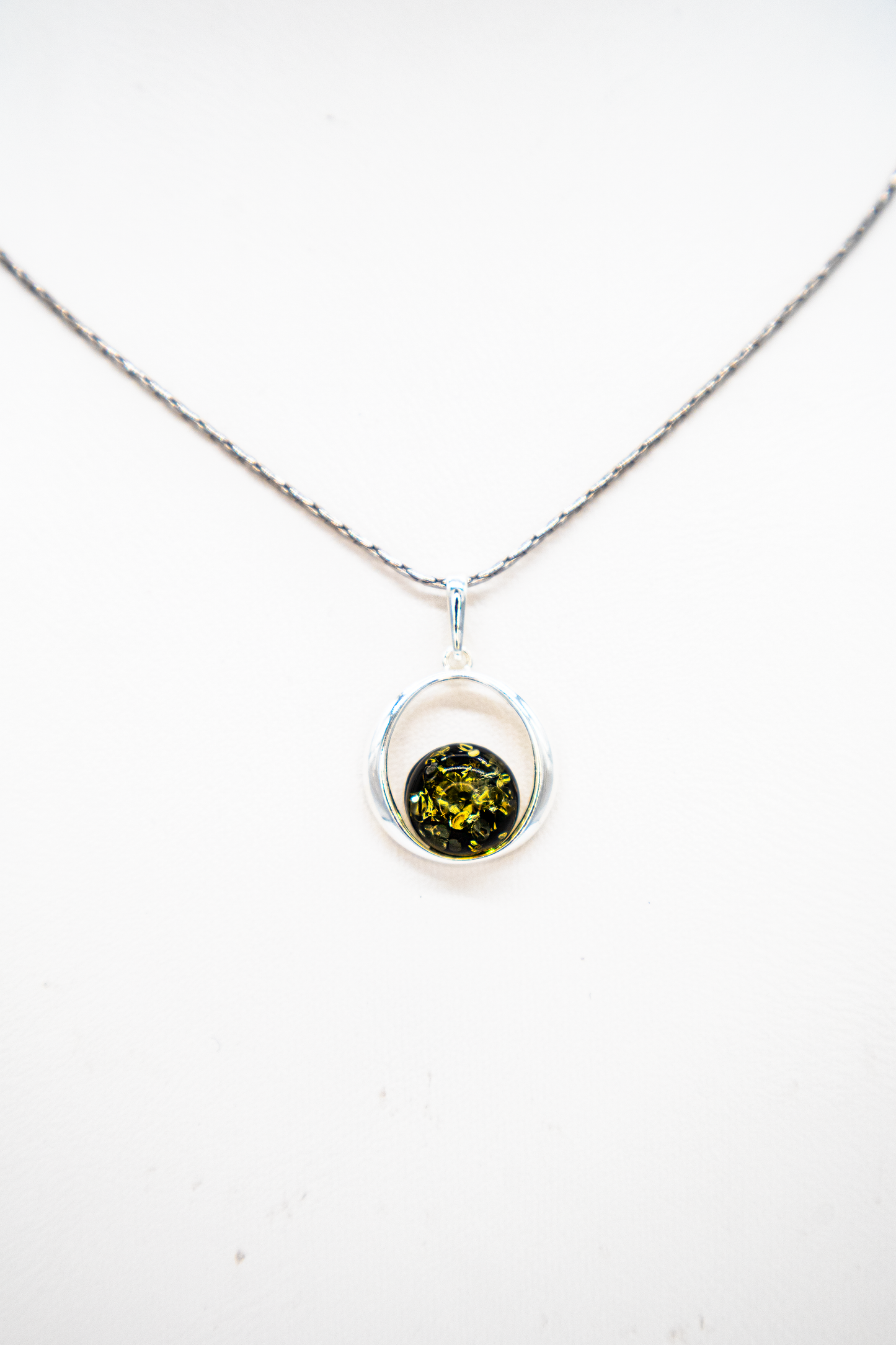 Amber pendant round – timeless silver jewelry for women