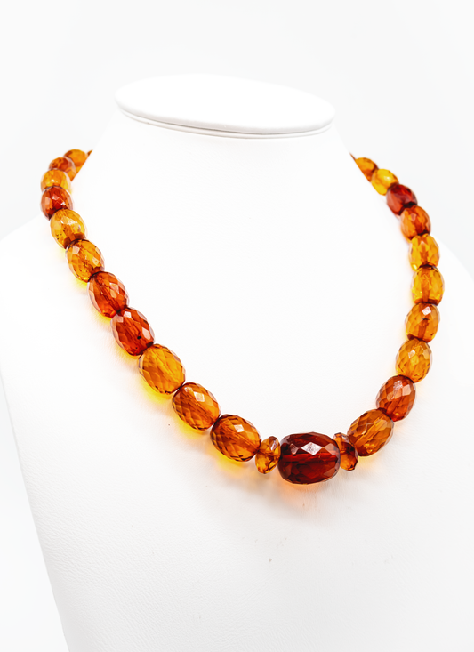 Facettierte Bernsteinkette – Leuchtende Farbtöne von Gold bis Cognac