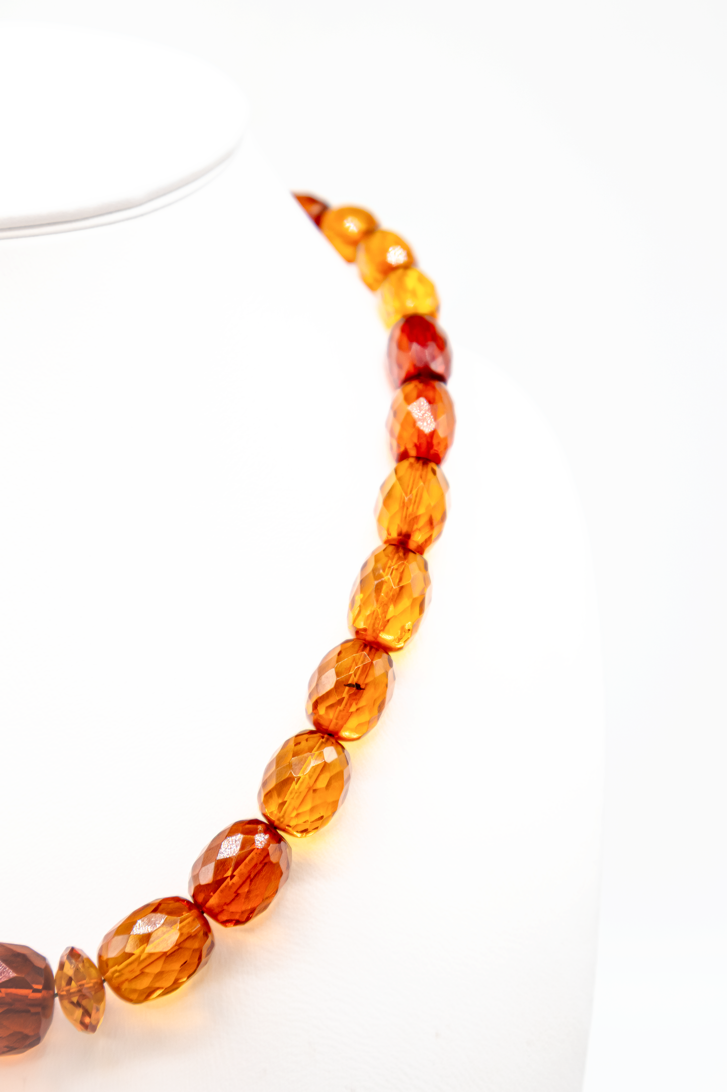 Facettierte Bernsteinkette – Leuchtende Farbtöne von Gold bis Cognac