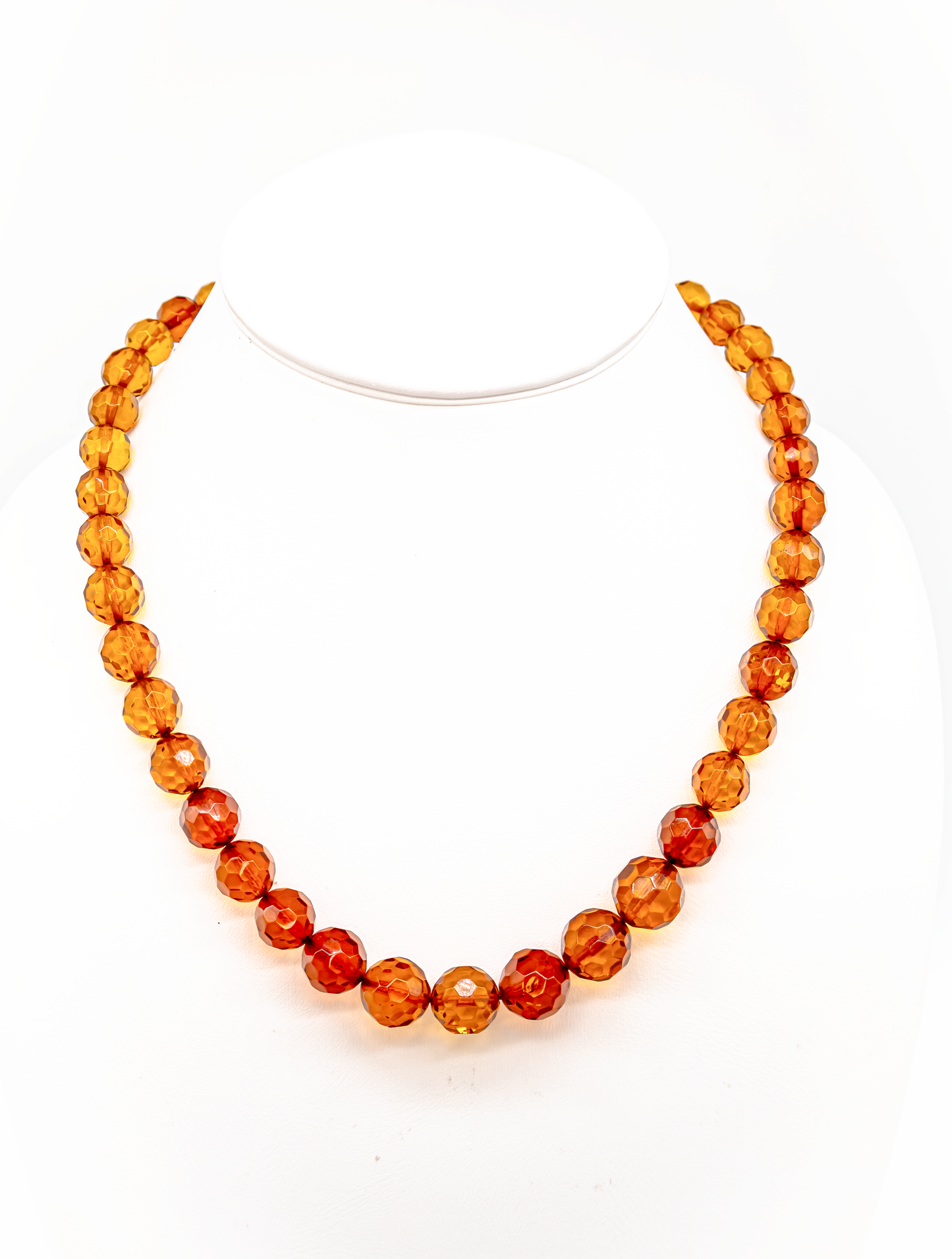 Zeitlose Kette mit facettierten Steinen