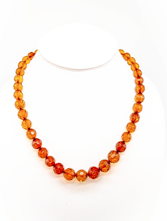 Zeitlose Kette mit facettierten Steinen