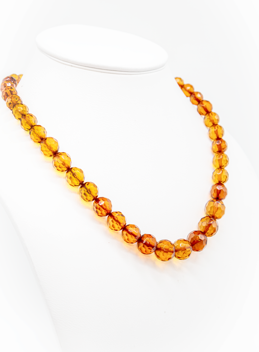 Zeitlose Kette mit facettierten Steinen