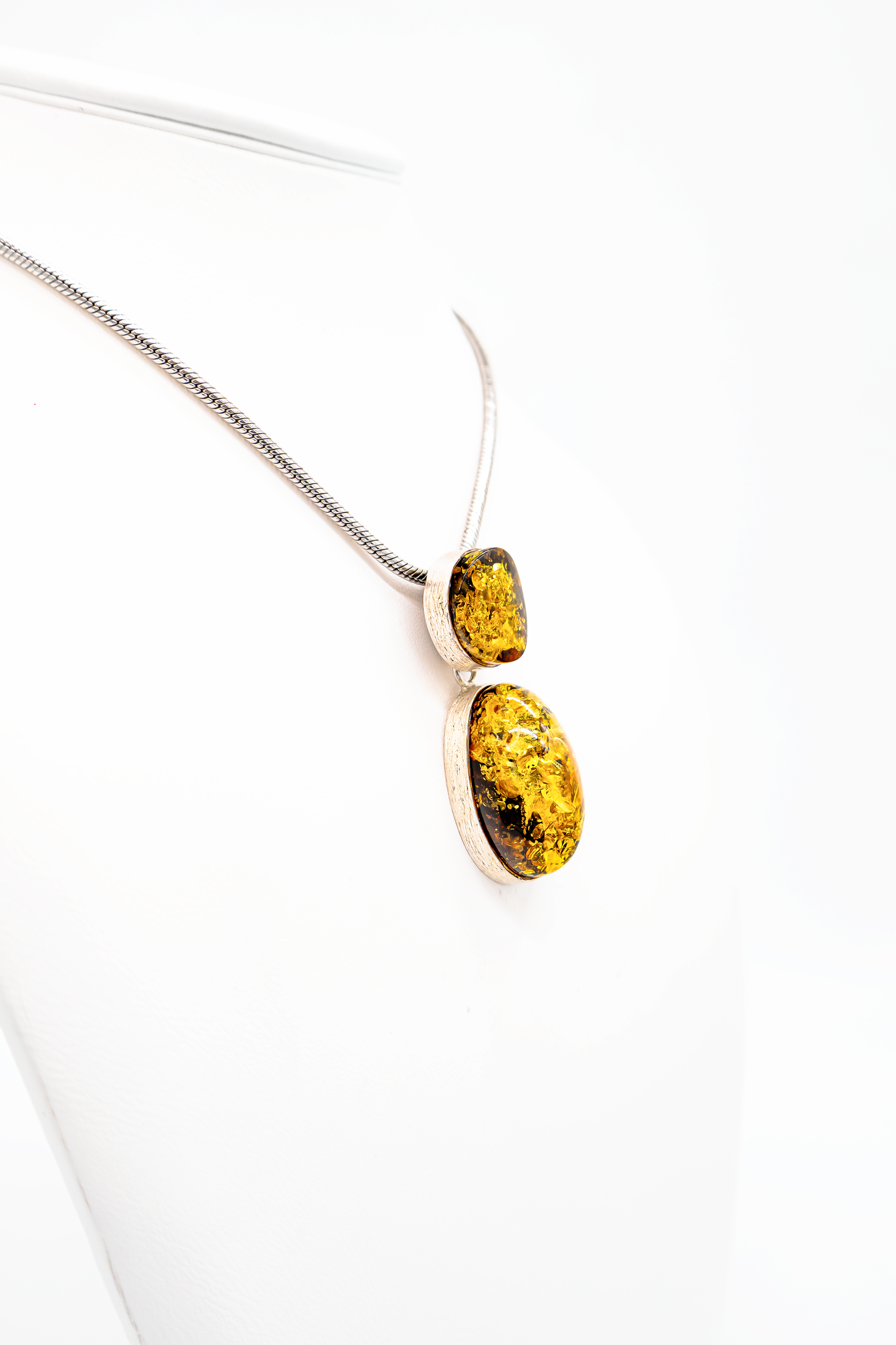 Naturschönheit im Doppelpack – Handgefertigter Bernstein-Anhänger