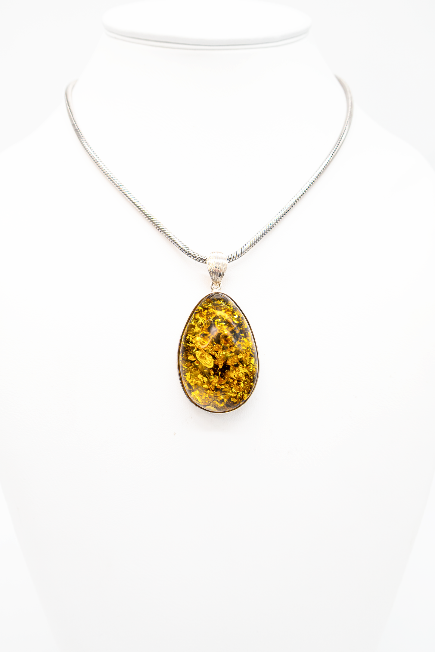 Edler Tropfenanhänger – Grüner Bernstein im Silberrahmen