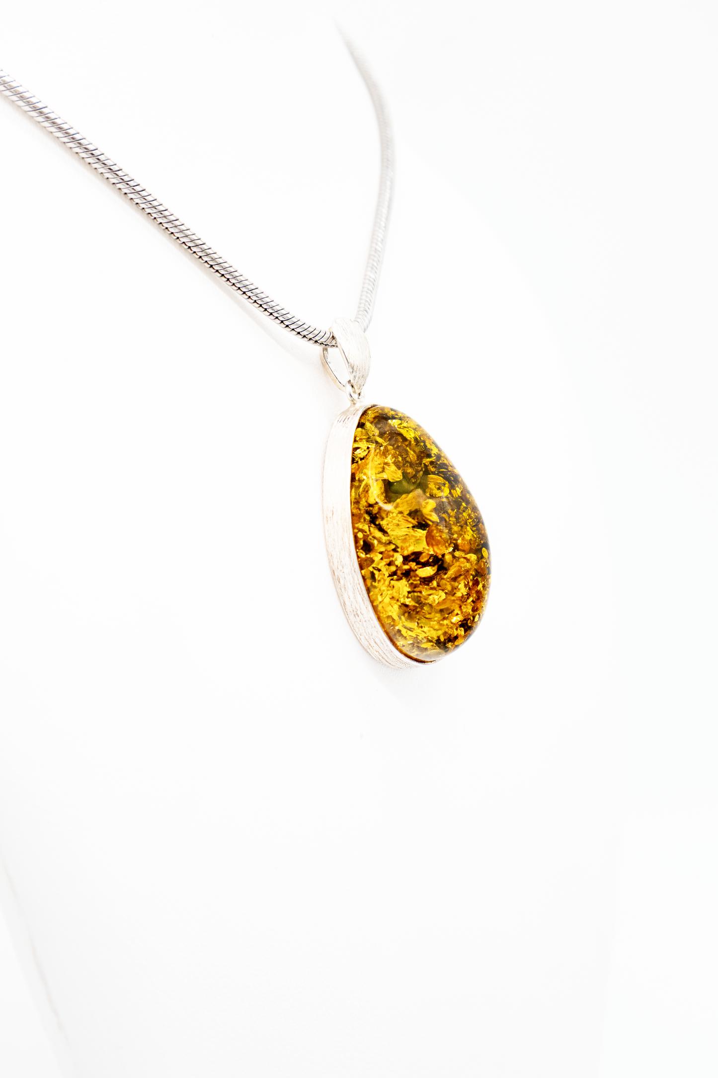 Edler Tropfenanhänger – Grüner Bernstein im Silberrahmen