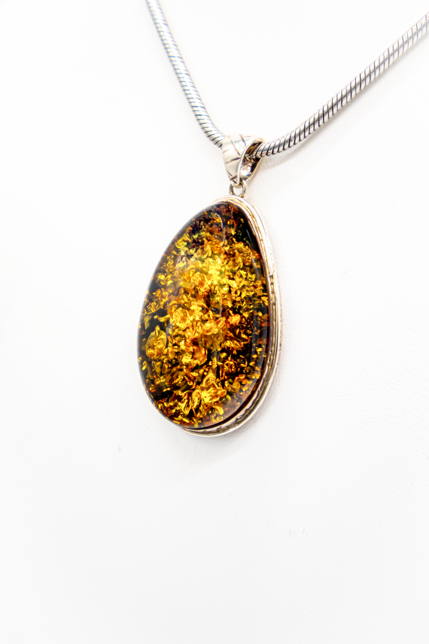 Bernstein Tropfen – Handarbeit mit natürlichem Glanz