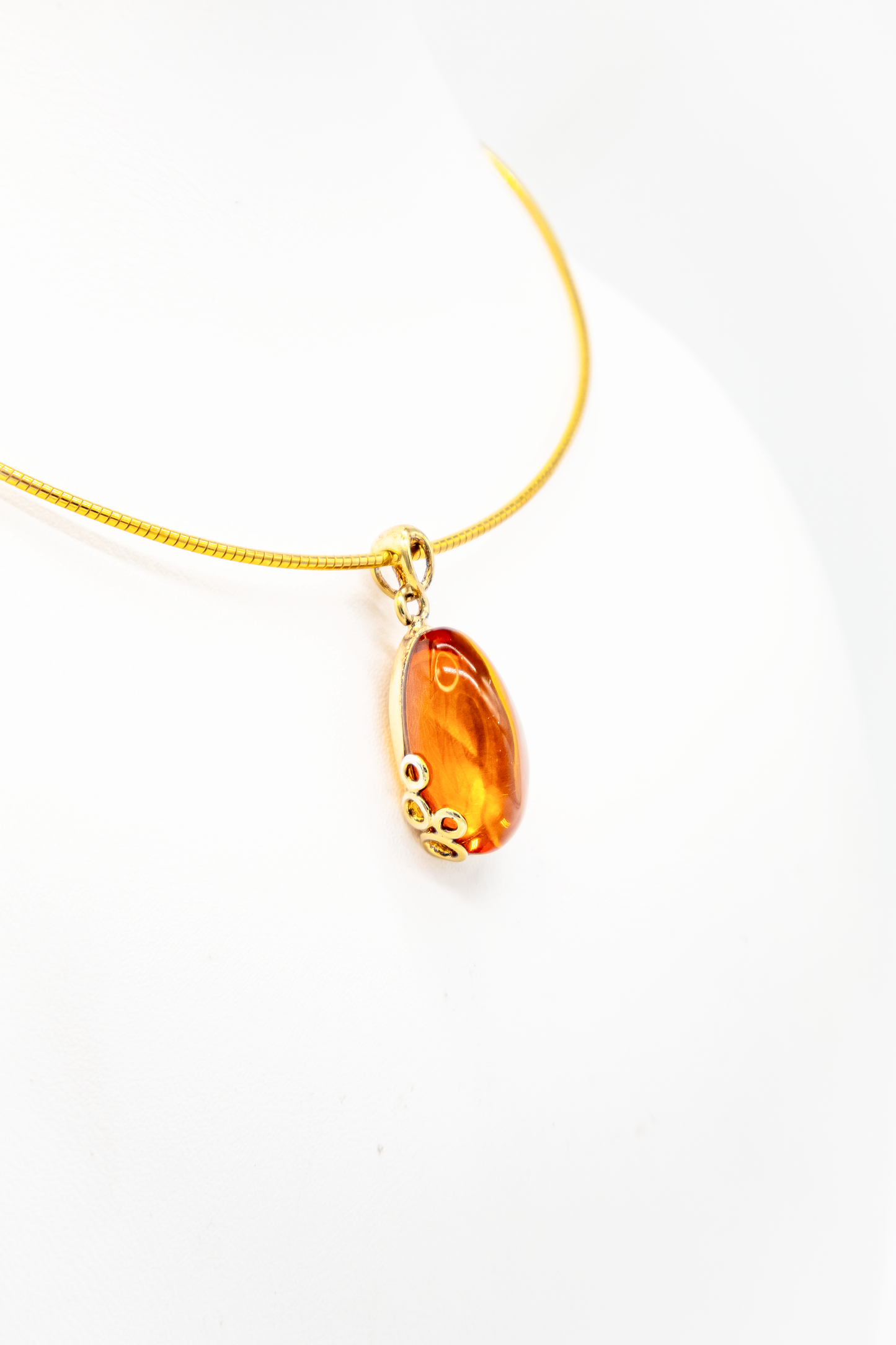 Bernstein Schmuck  Anhänger mit vergoldete Akzente