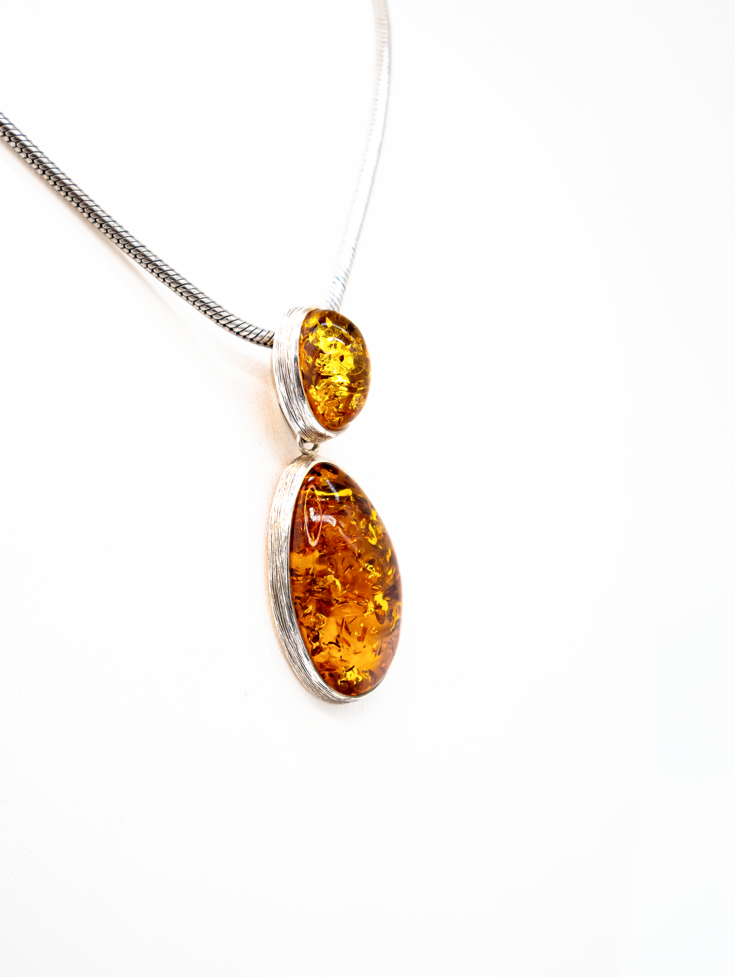 Bernstein Design – Zwei Steine, kunstvolle Silberfassung