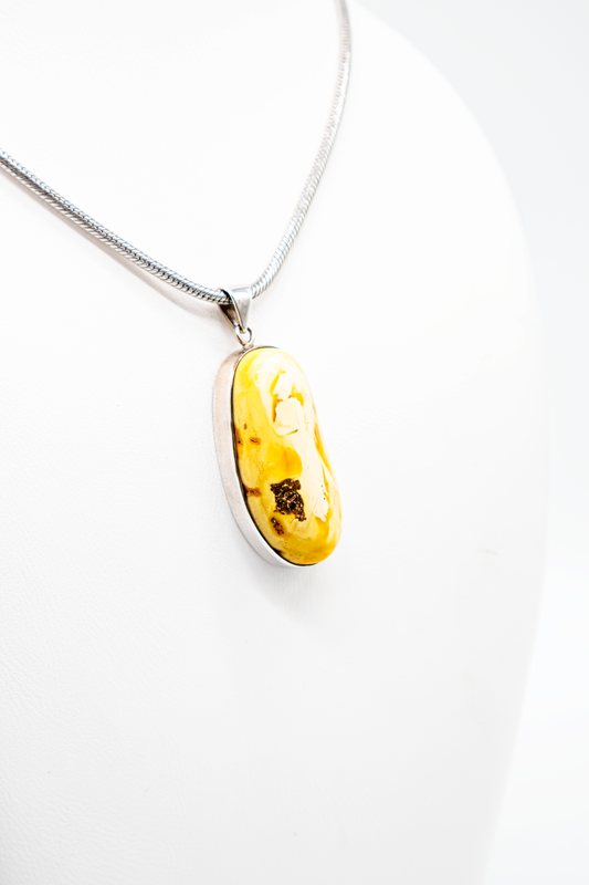 Golden yellow amber – timeless pendant made of 925 silver