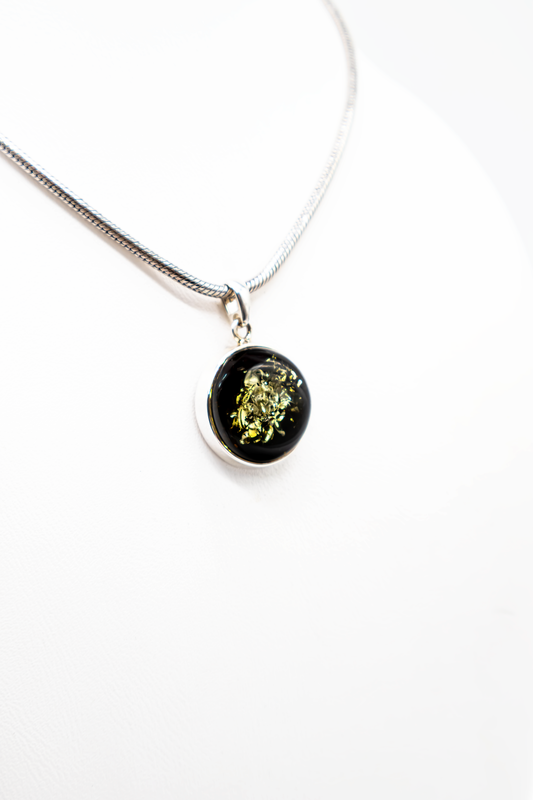 Grüner Bernstein Unikat-Anhänger in Silberfassung