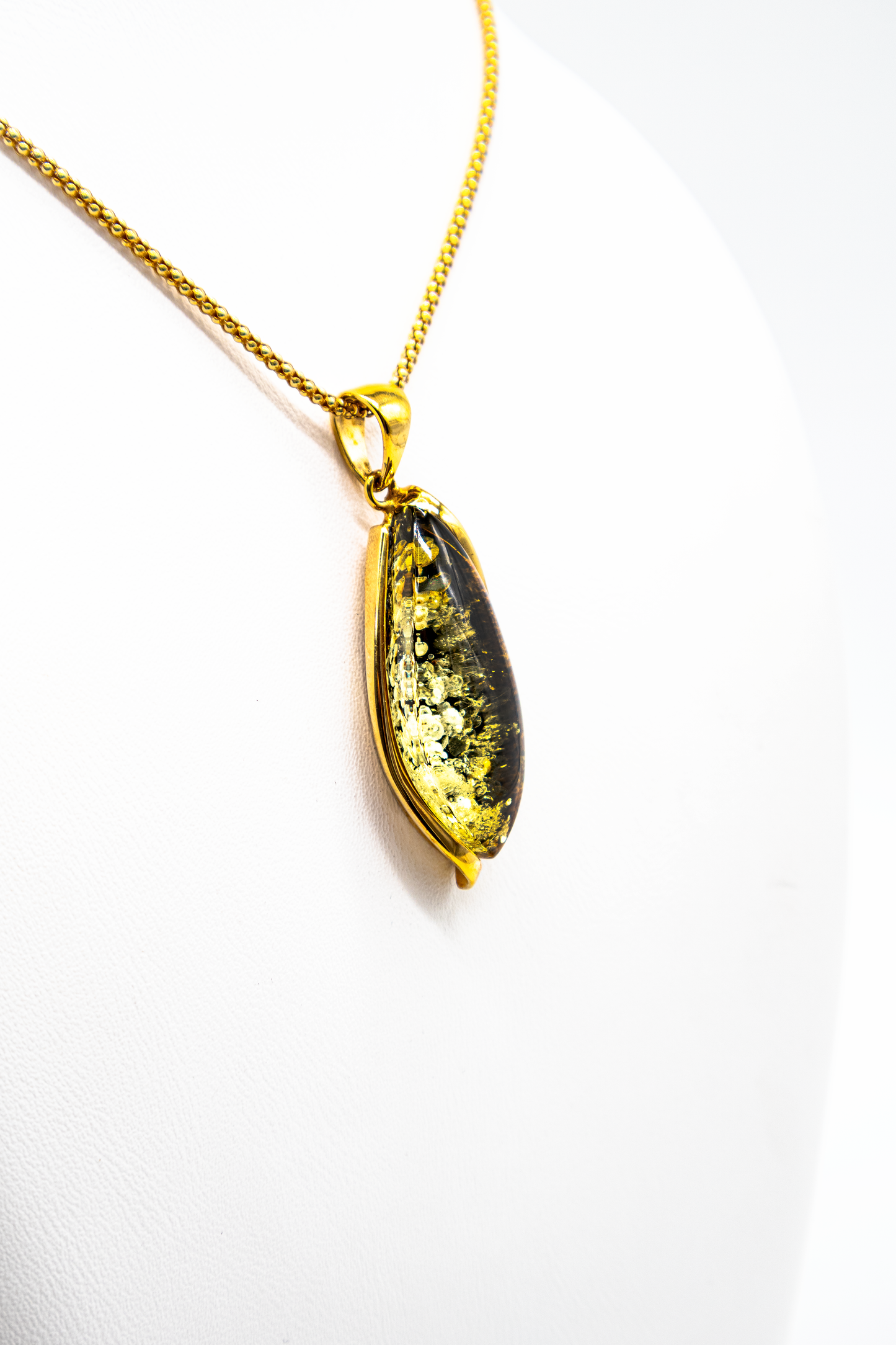 Luxus-Anhänger mit grünem Bernstein in 24K vergoldetem Silber