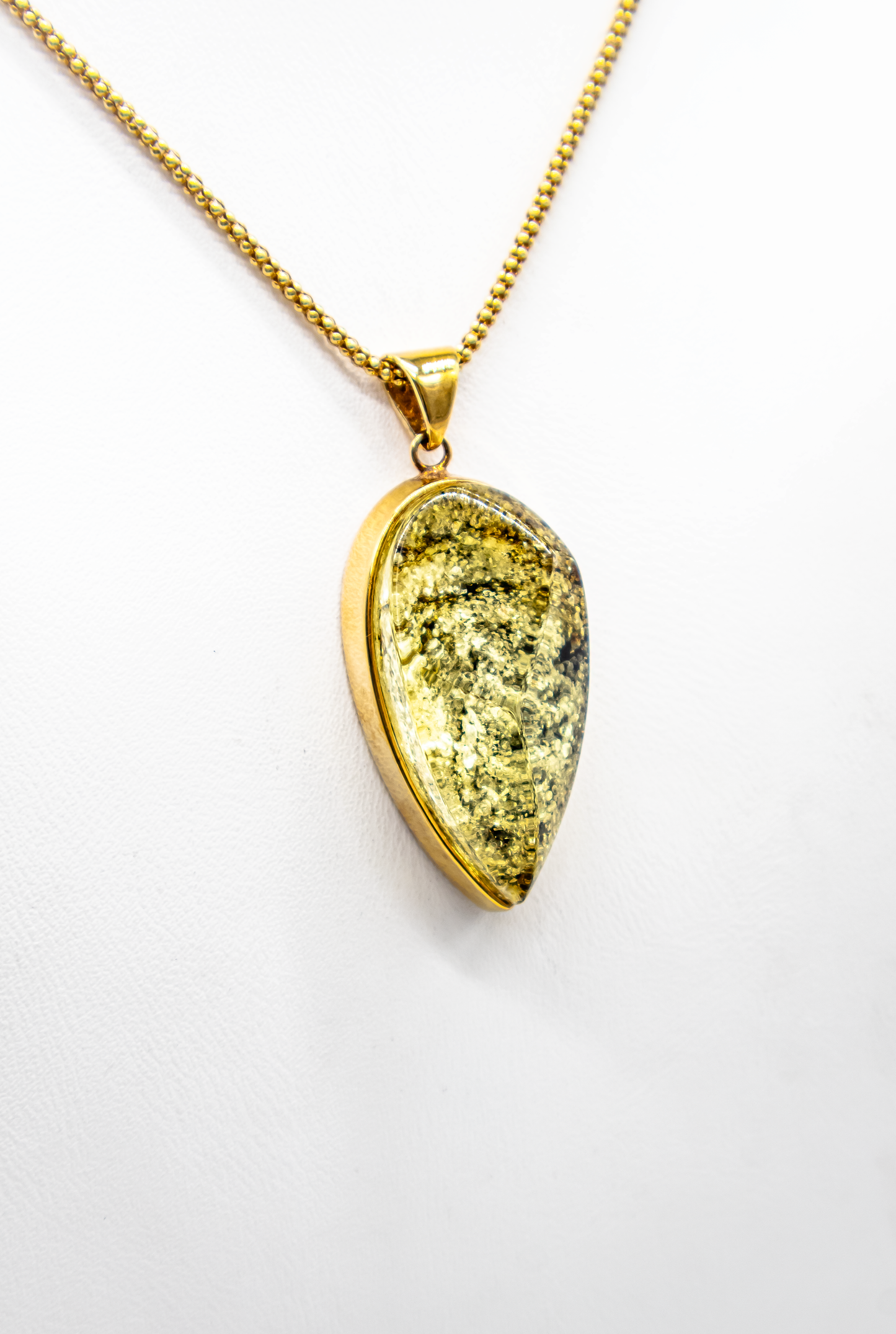 Ausdrucksstarker Bernsteinanhänger – vergoldete Tropfenform