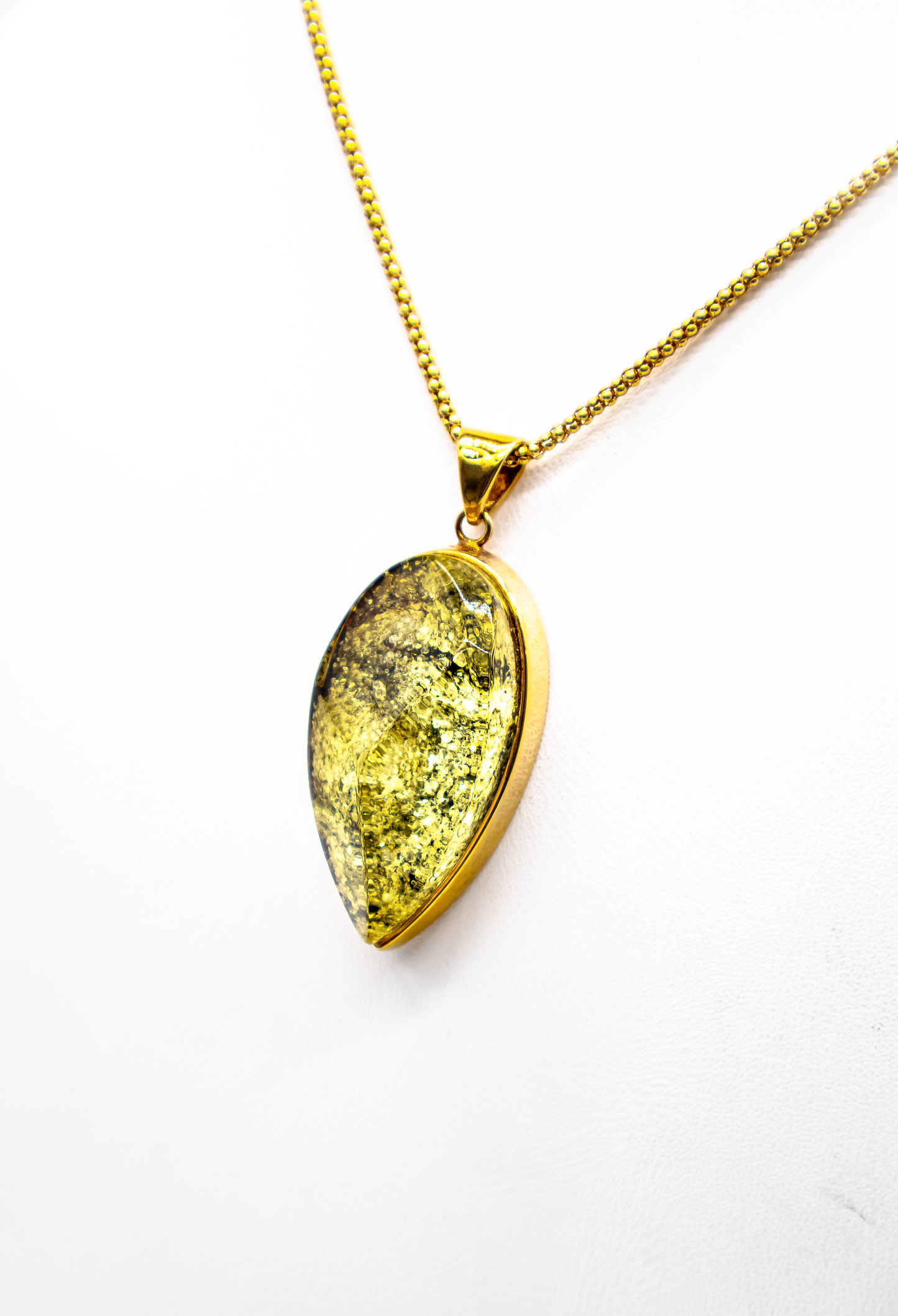 Ausdrucksstarker Bernsteinanhänger – vergoldete Tropfenform