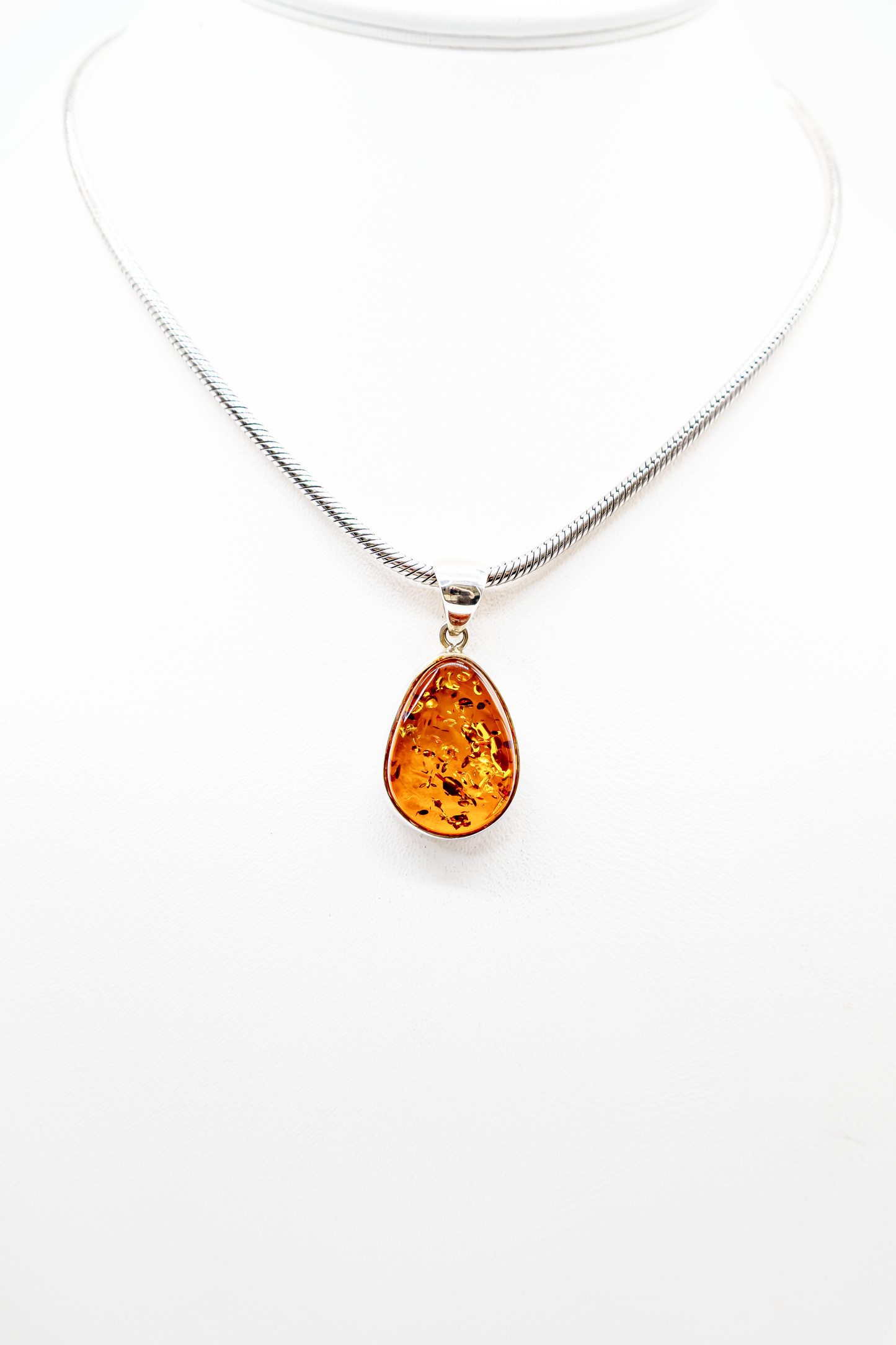Warmer Orange-Bernsteinanhänger in Silber