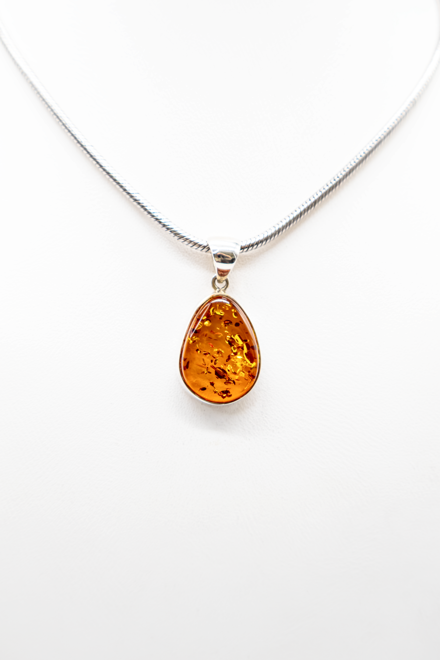 Warmer Orange-Bernsteinanhänger in Silber