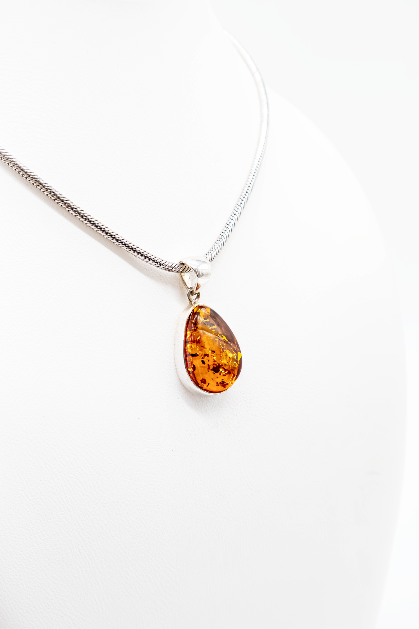 Warmer Orange-Bernsteinanhänger in Silber