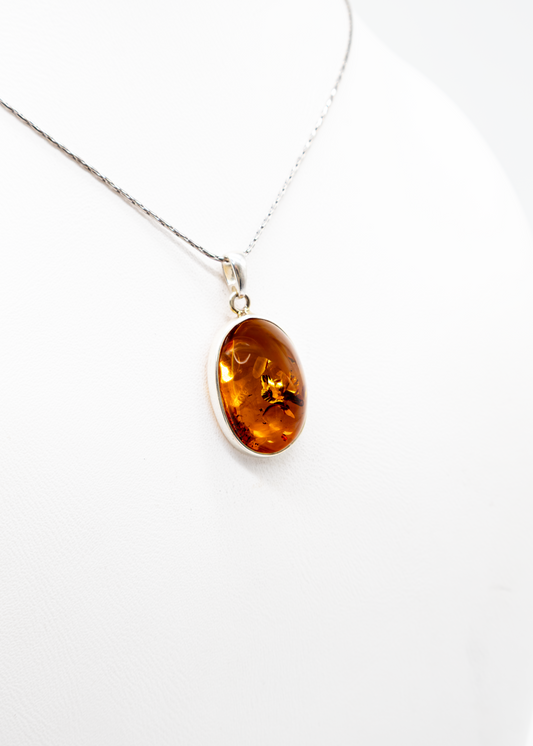 Ovaler Bernstein Anhänger warmes Orange Unikat