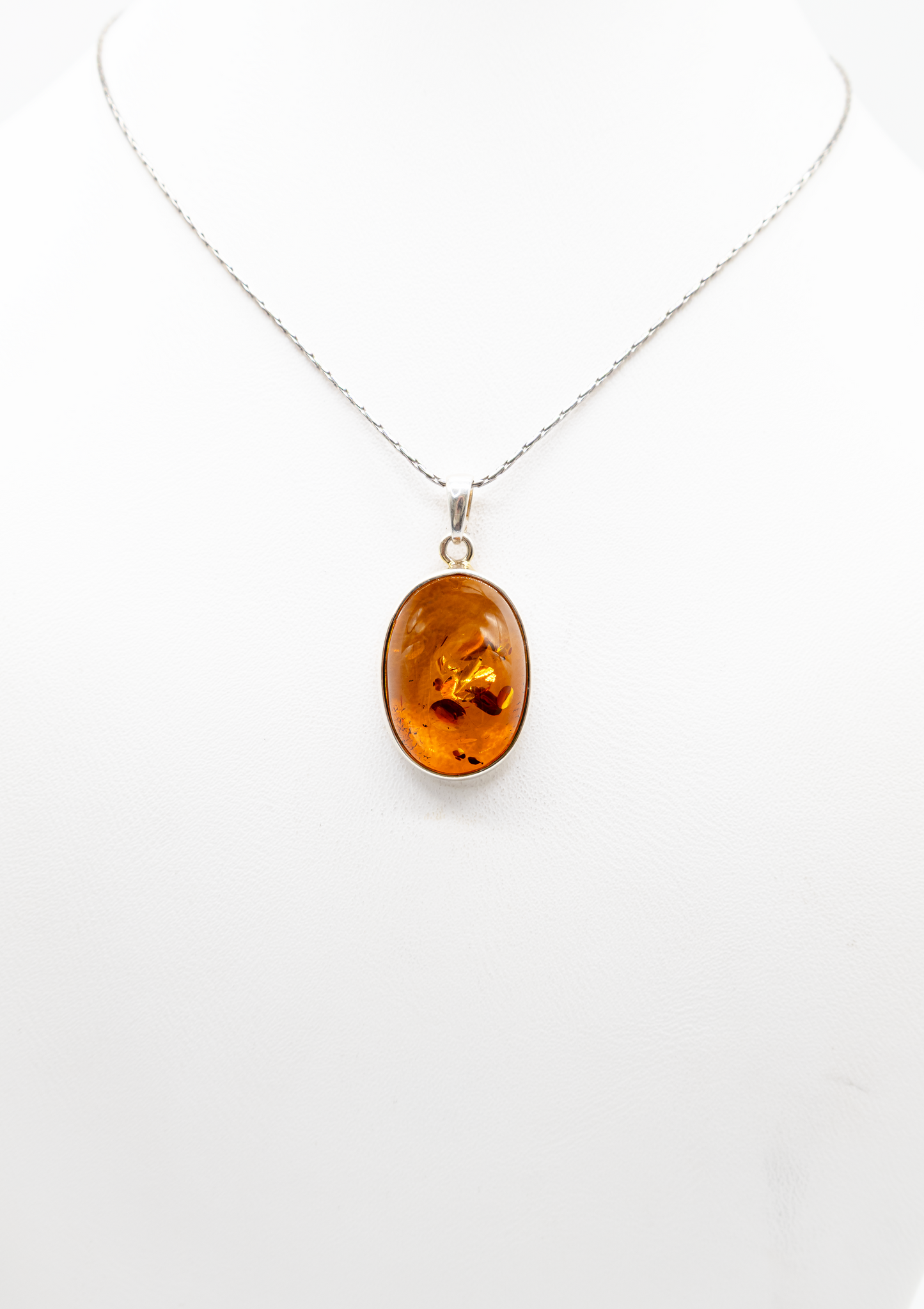 Ovaler Bernstein Anhänger warmes Orange Unikat