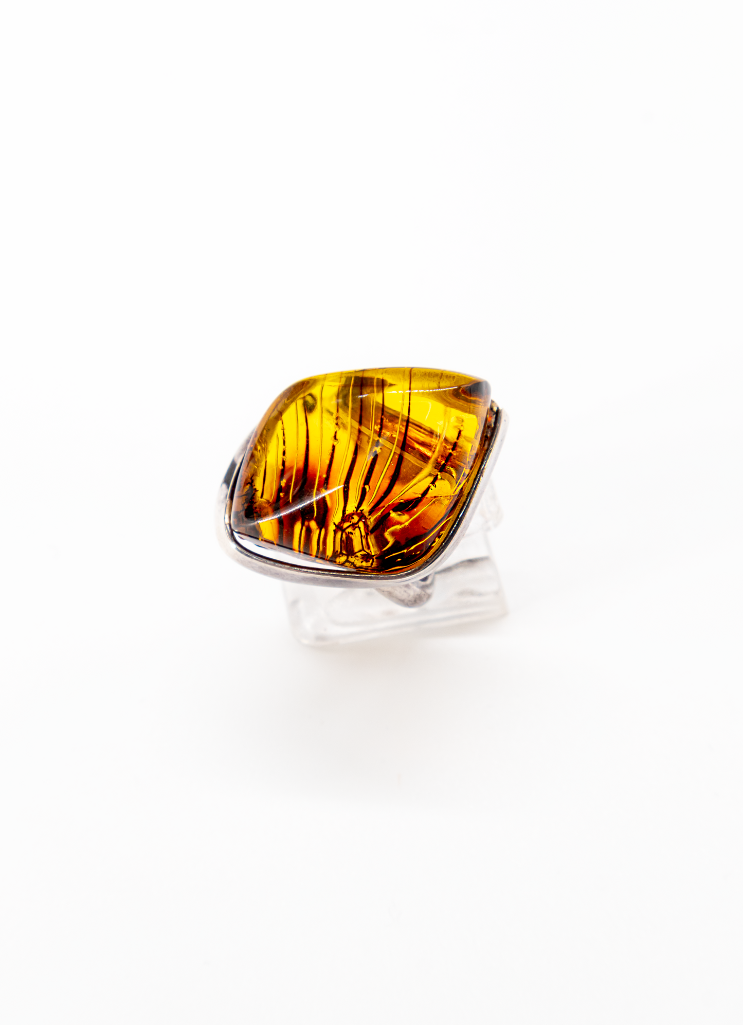 Modernes Design: Bernsteinring Unikat