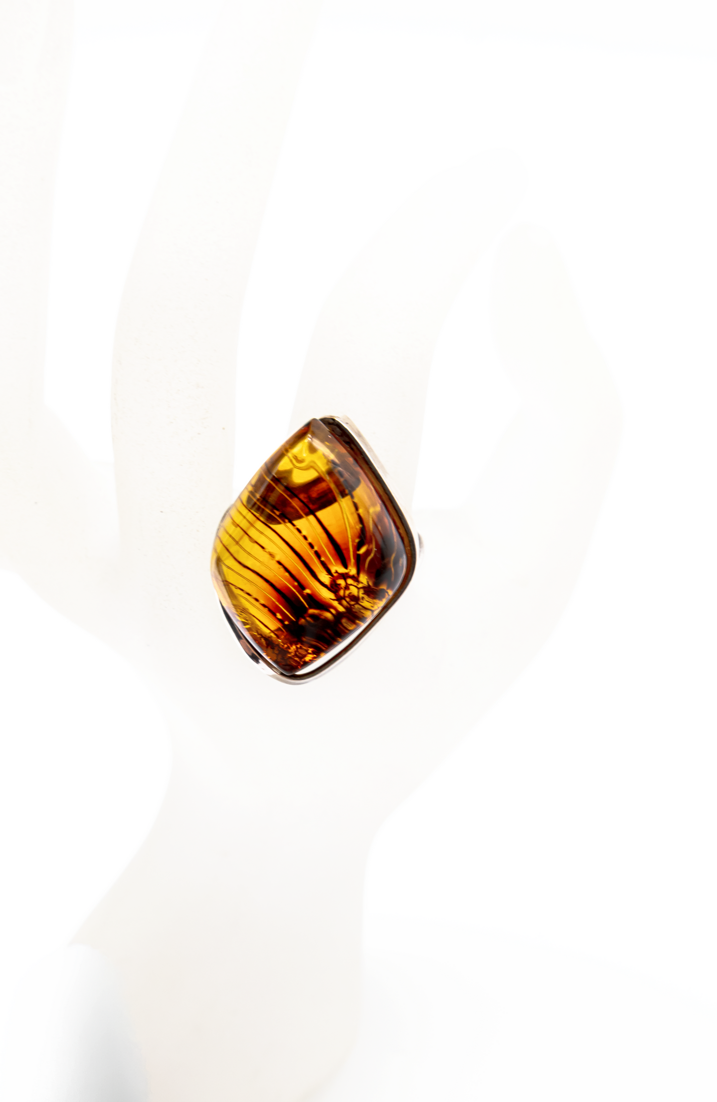 Modernes Design: Bernsteinring Unikat