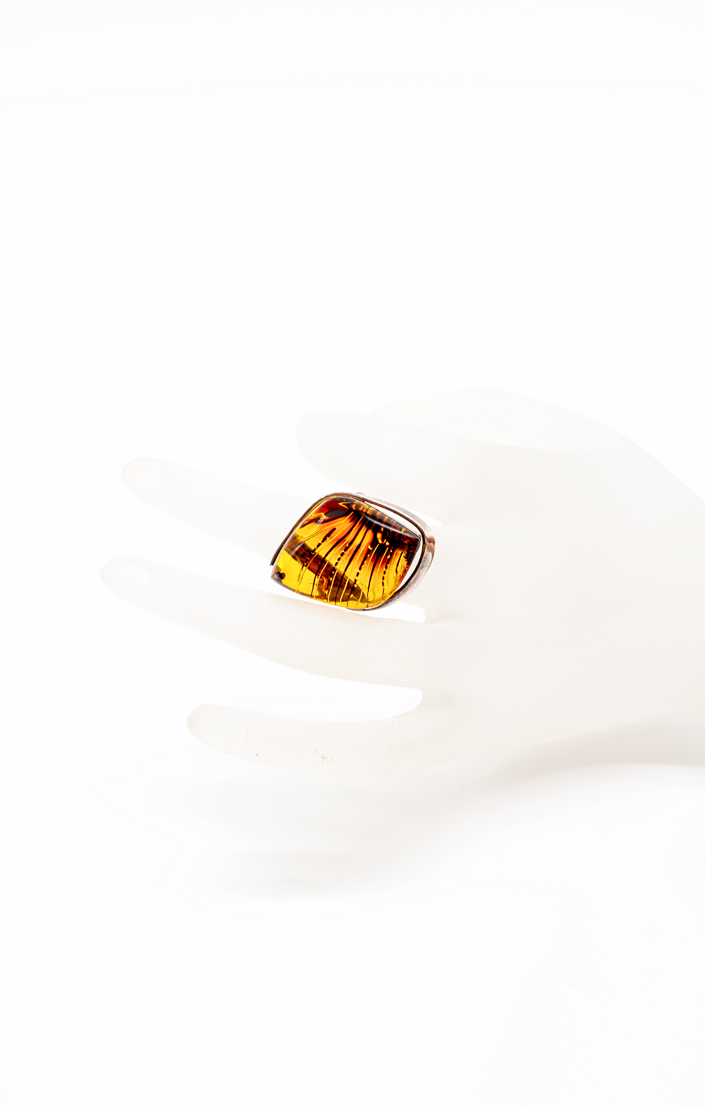 Modernes Design: Bernsteinring Unikat