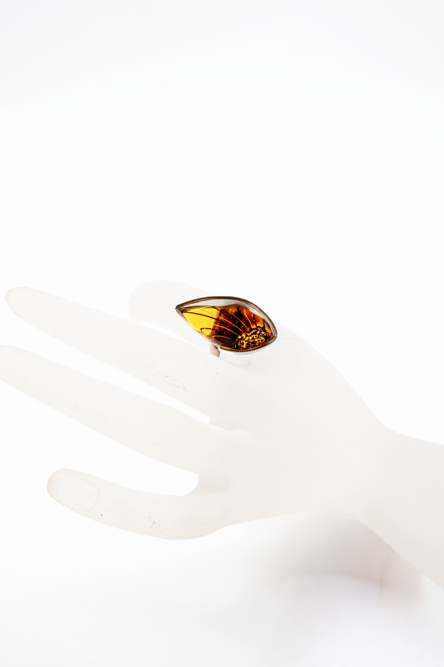 Moderner Bernsteinring aus 925er Silber