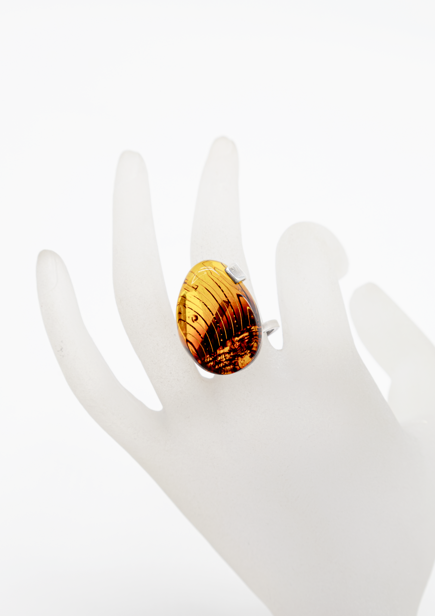 Ausdrucksstarker Unikatring mit Bernstein