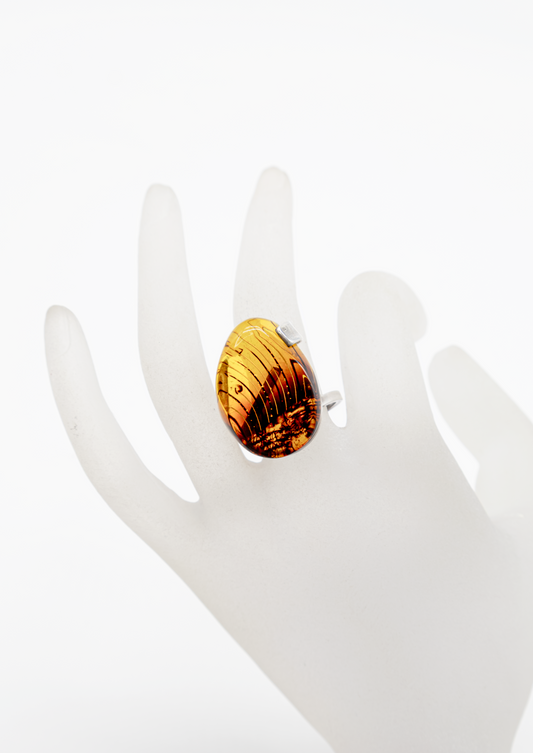 Ausdrucksstarker Unikatring mit Bernstein