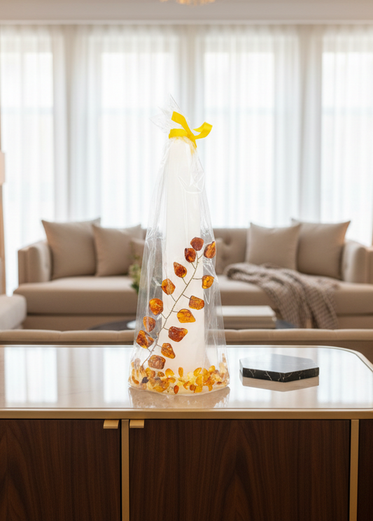 Geschenk-Kerze in Folie: Gelbe Pyramide mit Bernstein-Bäumchen