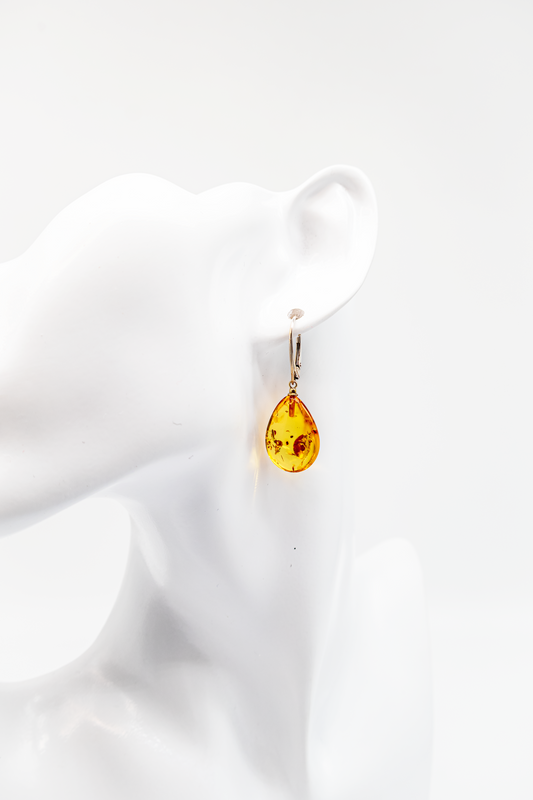 Festlicher Ohrschmuck: Heller Naturbernstein mit Inklusionen